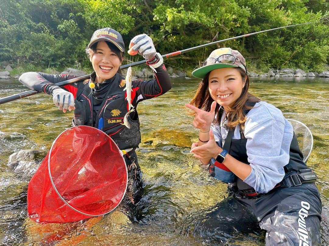 そらなさゆりさんのインスタグラム写真 - (そらなさゆりInstagram)「⁡ ⁡ ⁡ ⁡ 6/10(土)20時〜 『休日は釣りに夢中』 BS釣りビジョン ⁡ ⁡ 先日、タイガーさんとして、フッチー&にっしゃんの番組にお邪魔させて頂きました♡ ⁡ @mari_fuchigami @nao.xoxo.117 ⁡ ⁡ 釣り物は和歌山県有田川での鮎の友釣り！ ⁡ 『私のような友釣り未熟者が先生役だなんてそんな！！』と思ったのですが、 『2人の休日なので楽しんでもらえればオッケーです！』という事だったので、ポンコツ先生でも良ければお願いします！と行ってきました✨笑 ⁡ ⁡ フッチー&にっしゃんは、イベントなどでちょこちょこお会いすれどもしっかりゆっくりお話しした事はほぼ無く、でもでも絶対楽しい2人だよなぁ〜♡と、超超超楽しみにロケ日を迎えました♪ ⁡ ⁡ 案の定、いや、それ以上にめーーーっちゃ楽しい2人wロケが終わってもコテージで深夜3時まで話し込んでしまった😧笑 ⁡ ⁡ 肝心の釣りはというと... ⁡ ⁡ いやもう、これはオンエアを観てもらおう。笑 ⁡ ⁡ 笑いっぱなしの撮影となりました♡ フッチー、にっしゃん、ありがとー！ ⁡ ⁡ また早く会いたいな〜🥰 ⁡ ⁡ @久保田おとり店さん(和歌山県有田川) とても親切なおとり屋さん✨色んなお気遣いをして頂きありがとうございました☺️ また遊びに行きます！ ⁡ ⁡ ⁡ 【タックルデータ】 ロッド:サンテック GENKI SP GRANDELL Ⅱ MH80 仕掛け: 天上糸0.6号/水中糸 複合メタル0.05号/つけ糸 上0.4号 下0.3号/中ハリス0.6号/ハナカン5.5mm サカサ針1号 掛けバリ:オーナーばり 一角 3本錨 7.0号 ハリス1.2号 ⁡ メジャー:ハピソン ⁡ ⁡ 【ウエアデータ】 タイガーマスク:釣りビジョン キャップ:サンライン フェイスカバー:シップスマスト 偏光レンズ:タレックス 鮎タイツ:サンライン 鮎ベスト等:サンライン フェルト靴:ダイワ タモ:シモツケ ⁡ ⁡ ⁡ #釣り #fishing #鮎釣り #友釣り #和歌山 #有田川 #久保田おとり店 さん #渕上万莉 ちゃん #にっしゃん #休日は釣りに夢中 #釣りビジョン #鮎 #sunline #daiwa #shipsmast #hapyson」6月9日 23時41分 - sayuri_solana