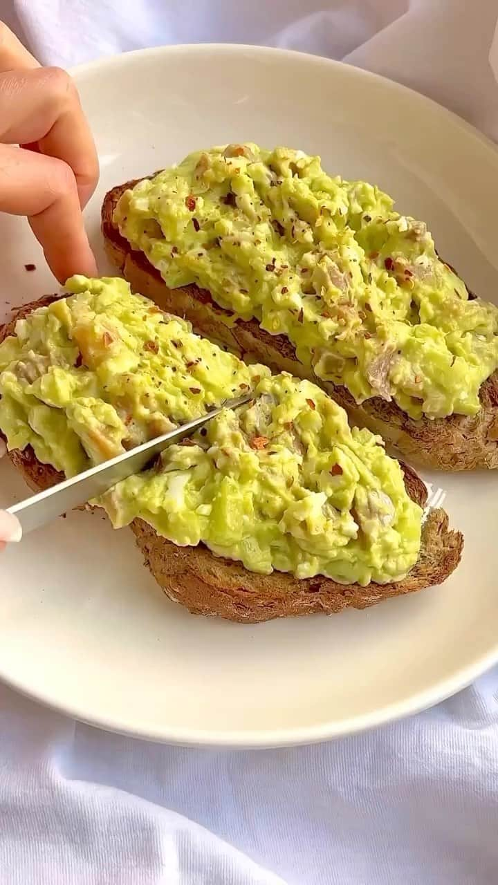 Sharing Healthy Snack Ideasのインスタグラム：「Avocado Toast 🥑 by @ttusik  Snack or spread salad on bread 😁 Mash the avocado with a fork, salt, olive oil, lemon juice In the same place, mash a boiled (important) egg Add curd cheese, cucumber, salted salmon, how delicious 👌 and healthy 😉」