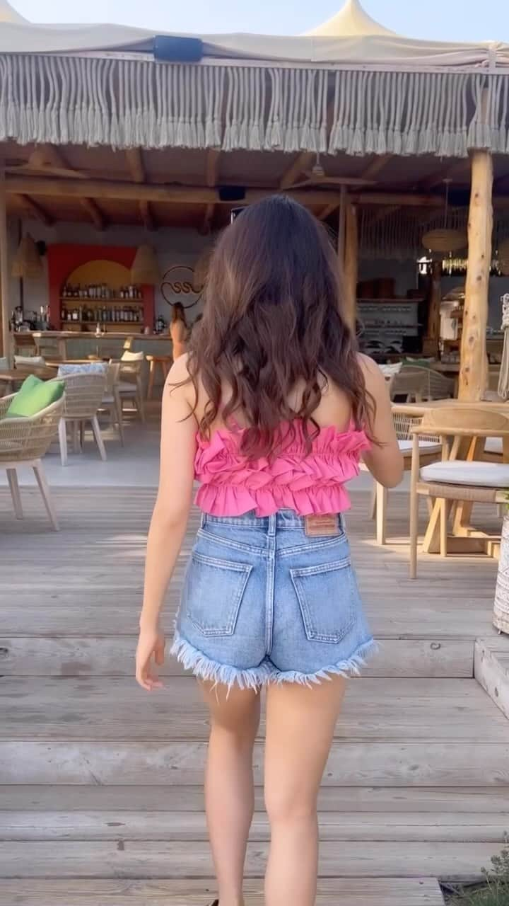 駄原杏里沙のインスタグラム：「📍NOSSO Summer Club Marbella ・ ・ ご飯の後にカフェTime🫶 店内もかわいいし🧡 一番テンション上がったのが 目の前ビーチで最高すぎたぁ〜🌊 ・ ・ 海見るとほんと整う🙏😌 旅先でもしっかりコラーゲンドリンク🍸 ・ ・ #shine #spain #spain🇪🇸#marbella  #marbellalifestyle#marbellaspain   #毎日幸せ#人生一度きり#楽しんだもん勝ち  #海外旅行#マルベーリャ#カフェ#カフェ巡り #映えスポット#海#スペイン#スペイン旅行  #旅行が仕事#綺麗になる事が仕事 #自分の人生自分でデザイン #タビジョ」