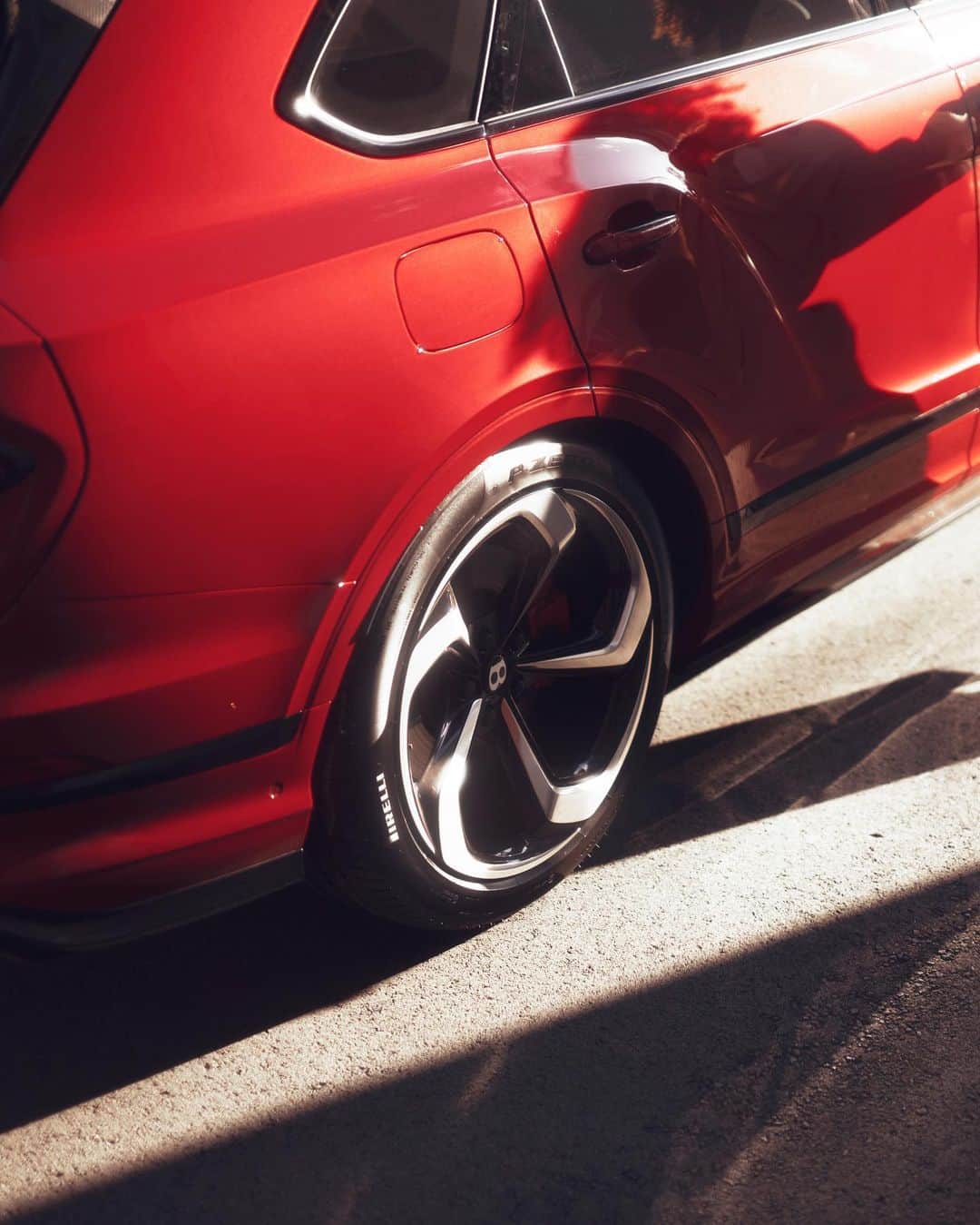 ベントレーさんのインスタグラム写真 - (ベントレーInstagram)「Find what drives you… and then go out and drive it. The #Bentayga S. #WorldOfBentley | 📷: @eastonchang  _ #Bentley Bentayga S (V8) WLTP drive cycle: combined fuel consumption: 21.7 mpg (13 l/100 km), combined CO₂: 294 g/km」6月9日 23時55分 - bentleymotors