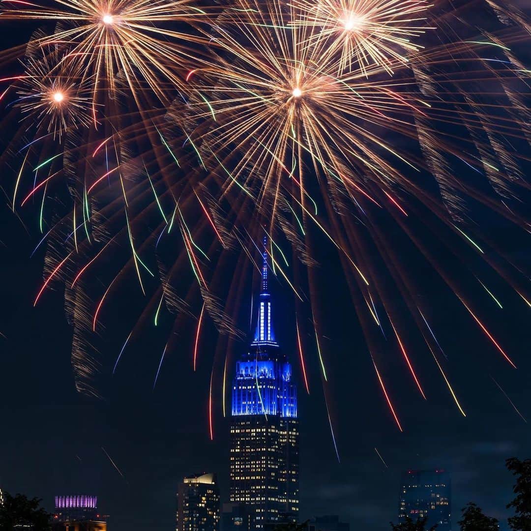 Empire State Buildingのインスタグラム：「Celebrating clear skies in New York City   📷: @dantvusa」