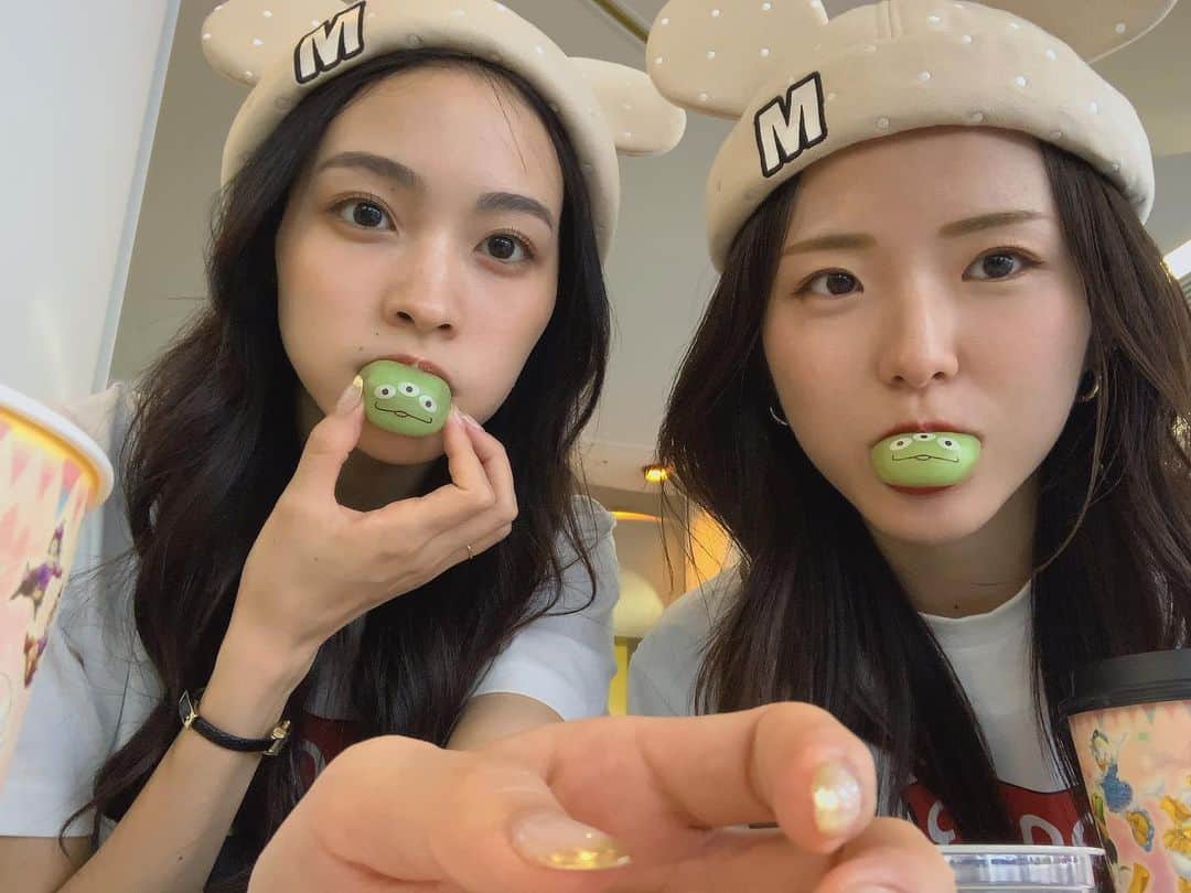 小林かれんのインスタグラム：「🐭🏰 田口からのプレゼントで約7年ぶりのディズニー✨ 色々変わっててびっくり🫢 ディズニー全く詳しくないので相方に任せっきり🙇‍♀️🙇‍♀️でも田口のおかげで乗り物もほとんど乗れてゆっくりお酒ものめたしありがとう✨ 美女と野獣のアトラクション、あの場面を体験できるのー！😳🫣って感動しちゃった🕯️🕯️🍽️🍽️🫖 途中雨降ってきたから帽子の中に髪の毛しまうナイスアイディア💡。 またいつか行きたい〜  #ディズニーランド　 #リトルグリーンマン 咥えがち #何回も上げ直ししてもうた」