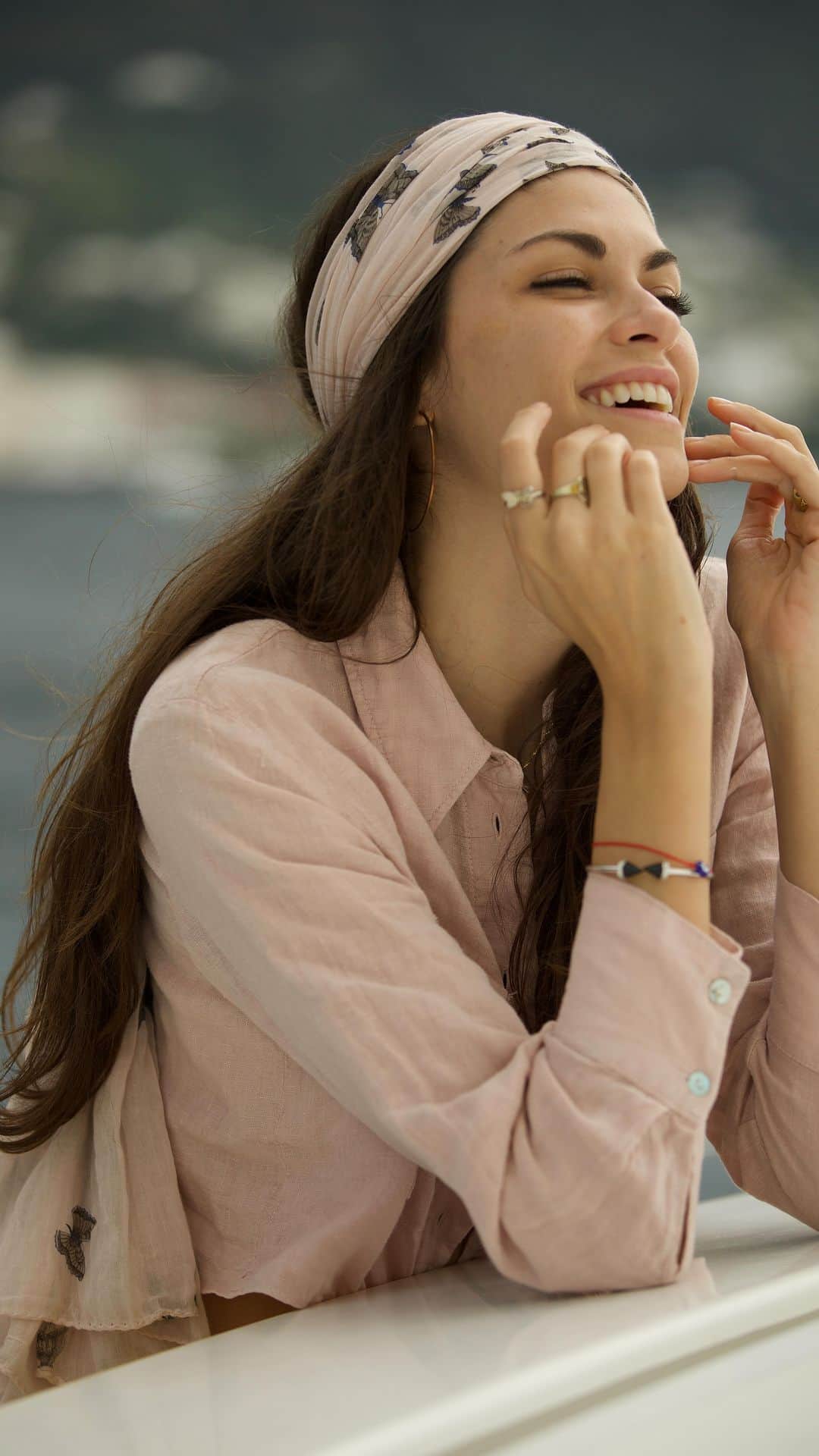リンダ・モルセッリのインスタグラム：「Due giorni a Capri 🍋✨ , insieme alla meravigliosa famiglia di @caudalie   Una splendida esperienza per conoscere quest’isola stupenda e soprattutto i nuovi prodotti della linea #caudalievinosun .  Caudalie ha sviluppato infatti una gamma Vinosun Protect con 6 trattamenti solari e un doposole, sicuri per la pelle ma anche per la natura.  Protegge efficacemente viso e corpo dai raggi UVA/UVB offrendo un’azione antiossidante alle pelli più sensibili. Una formula clean e rispettosa degli oceani per un’abbronzatura luminosa e sicura. #Caudalie /ad」