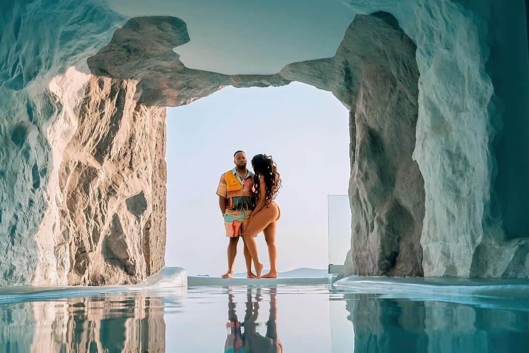 のインスタグラム：「We don’t vacation, we just wake up and go places ☀️✈️🇬🇷」
