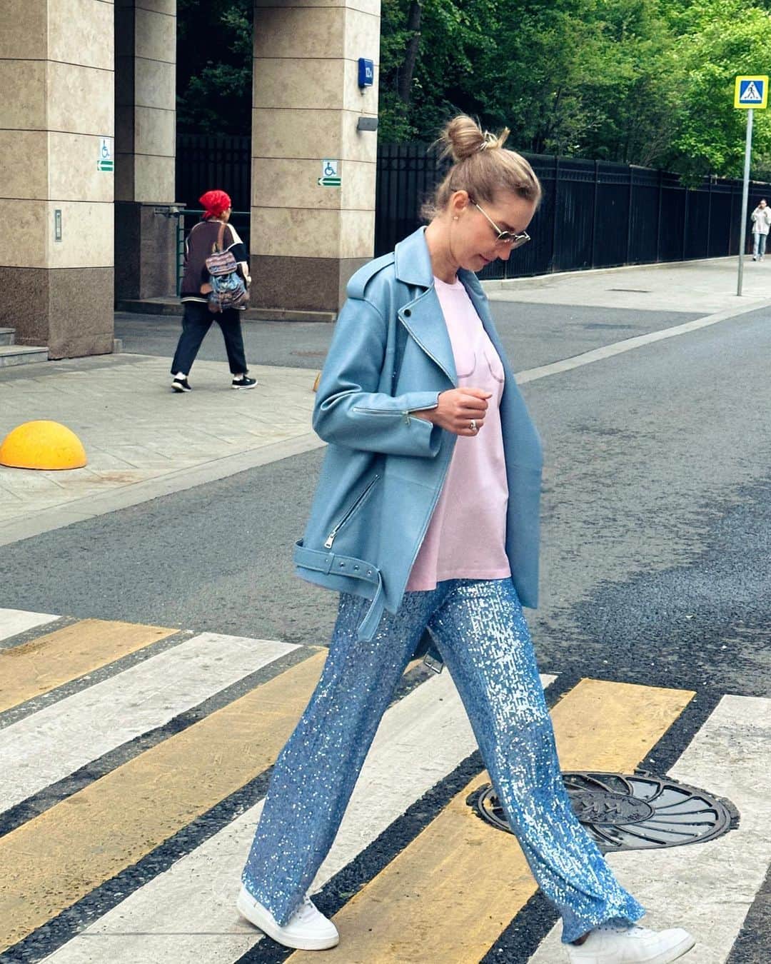 のインスタグラム：「ПРО СПОРТИВНЫЕ УБЕЖДЕНИЯ ⠀ Хочу уйти в сторону негативных спортивных убеждений и рассказать о них. Я тоже была в числе людей, которые имеют негативные спортивные убеждения. ⠀ К ним относятся: ✔️я в плохой форме ✔️я не смогу ✔️я не уверен с своих силах ✔️я не смогу выдержать этот матч ✔️я плохо готов, а все в лучшей форме ✔️я не могу обыграть сильного соперника ⠀ МЫШЛЕНИЕ АРХИВАЖНО!!! И его надо учиться перестраивать на позитивный лад. ⠀ Я могу вспомнить и привести в пример много матчей, где у меня работало позитивное спортивное убеждение. Да, мне приходилось где-то себя обманывать, но именно это приносило мне крутой результат! ⠀ Я почувствовала посыл, что мне нужно донести до вас эту историю, чтобы Вы каждый день над собой работали и чистили свои мысли! Это работает сто из ста! Именно в этом состоянии, КОГДА ТЫ ПЕРЕКЛЮЧАЕШЬ СЕБЯ НА ПОЗИТИВНОЕ СПОРТИВНОЕ УБЕЖДЕНИЕ - ты выигрываешь матчи с матчболов, выигрываешь матчи, когда уже абсолютно все потеряно, когда ты не играешь свой лучший теннис, но ТЫ ПОБЕЖДАЕШЬ! ⠀ Поэтому не откладывайте работу над собой на завтра! ТРЕНИРУЙТЕ ПОЗИТИВНОЕ МЫШЛЕНИЕ и ЧИСТИТЕ СВОИ МЫСЛИ уже сегодня! Поверьте, результат не заставит себя долго ждать!」