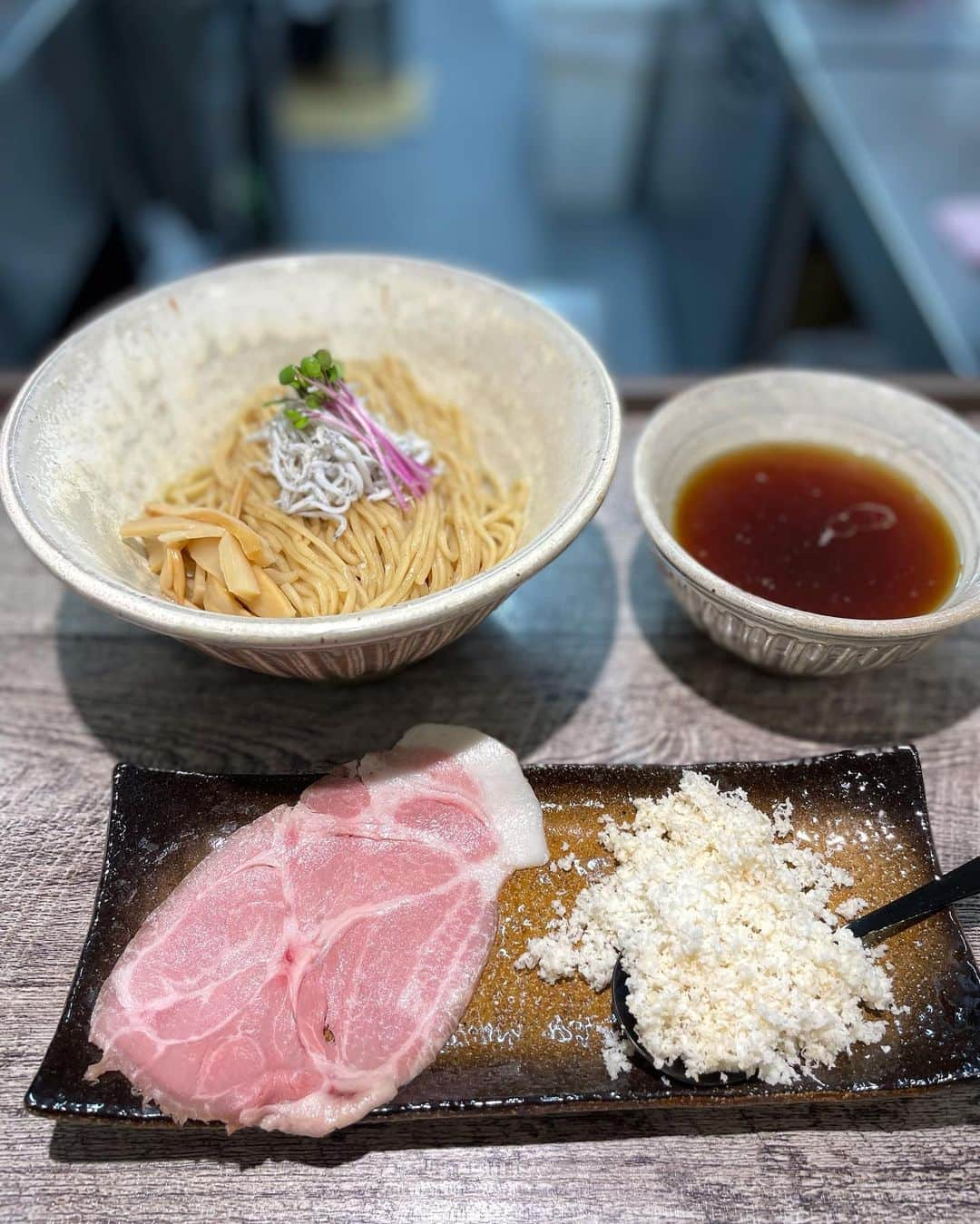 無化調ラーメン「ゆきふじ」のインスタグラム：「『山わさびのつけ麺』  取扱説明書〜  ・山わさびは半分ほどつけ汁に投入（3分の2でも可） ・2回ほどつけ汁に麺を浸すと風味が薄れるので、山わさびを再投入すること ・チャーシューをつけ汁に浸してから山わさびと一緒に食べるも良し ・ダイレクトに山わさび感じたいなら直接麺とあえるのも良し ・ペース配分を考えてから山わさびを使う ・すりおろしたてから風味は落ち続けるので、時間との戦い  すりおろすのに時間がかかるので、限定2食とさせていただきます。 少し落ち着いた12:30から販売です。  販売終了はストーリーで共有させていただきます。  #山わさび」