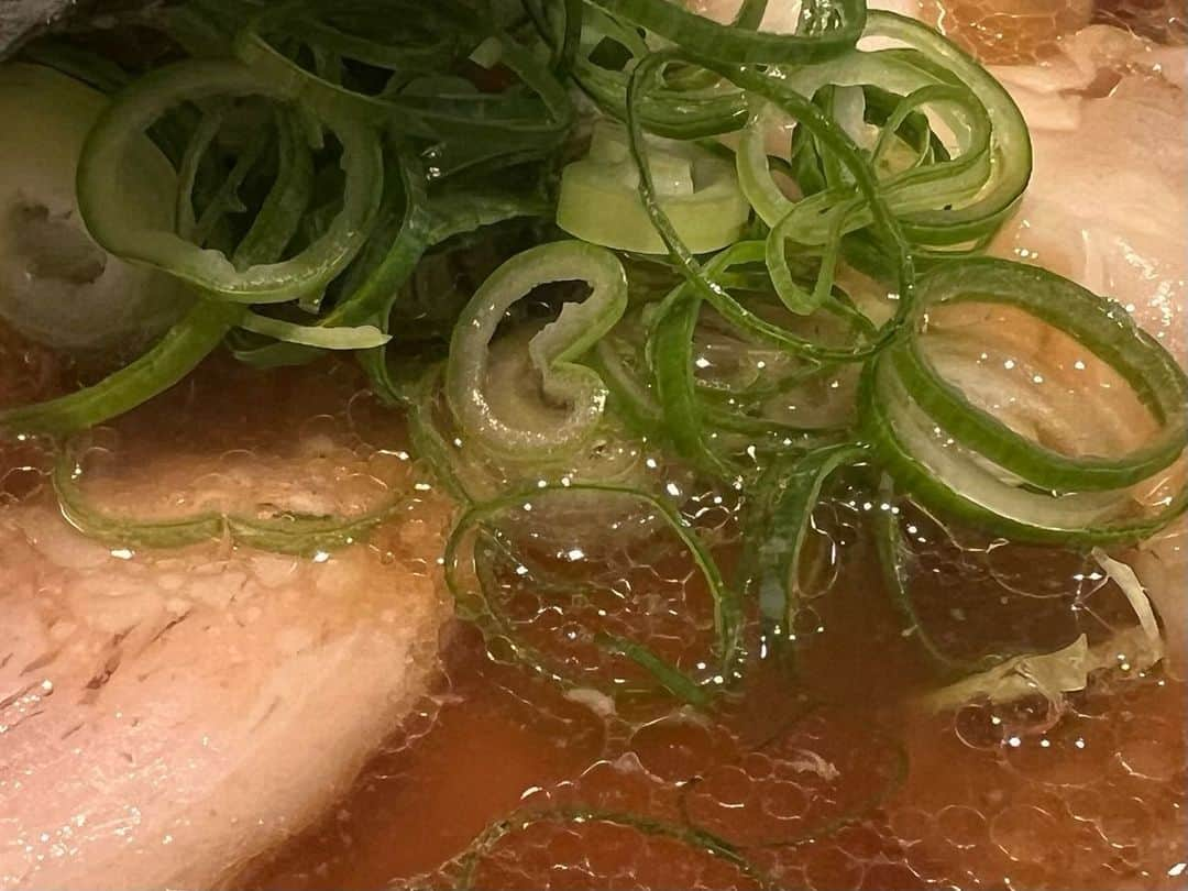 田中美佐子さんのインスタグラム写真 - (田中美佐子Instagram)「「フェンロンのラーメン」👍  皆さん、先日はものすごーくびっくりさせてごめんなさい！ そしてたくさんのメッセージをありがとうございました。ご心配をおかけしました。 ありがたかったです。本当に本当にありがとう！  これからは1人飯！とか娘と2人飯！とか言っていいんだなーなんて、、そんなとこ考えてる私。^_^  だから2人飯！の話をします！ 今日はテニスしてから、あっちの方に行ったから、娘と有名なラーメン屋に並んで食べました。 あっちの方のラーメン屋さんはほんとに美味しいんだけど、、私にはしょっぱい。なので特定の場所と店名はあんまり言いたくなくて。でもきっとまた食べたくなる。  私の中の一番は、もうここ15年くらい変わらず、写真1枚目の由比が浜駅横の「フェンロン」のラーメン。ラーちゃんが作ってるから私はラーちゃんのラーメンと言ってます。ほんとにスープも麺も美味しいんです。 いつも混んでいるから私も中々たどり着けないけど。 ちょっと来週中には行こっと！ と密かに決意しました。  これまたいきなりラーメンの話からのスタート、びっくりさせてごめんなさい！  おやすみなさい🌙⭐」6月10日 0時09分 - tanakamisako_