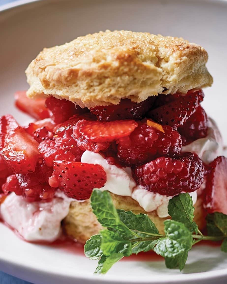 アイナ・ガーテンのインスタグラム：「My friend @sarahleahchase grew up in Cape Cod and when strawberries were finally in season, her family would make strawberry shortcakes - not for dessert, but for dinner! (I wish my family was that much fun growing up!) These Red Berry Shortcakes with Honey and Yogurt are an updated version of Sarah's family recipe.  You'll love them!  Recipe linked in my bio. 📸 @quentinbaconphoto」