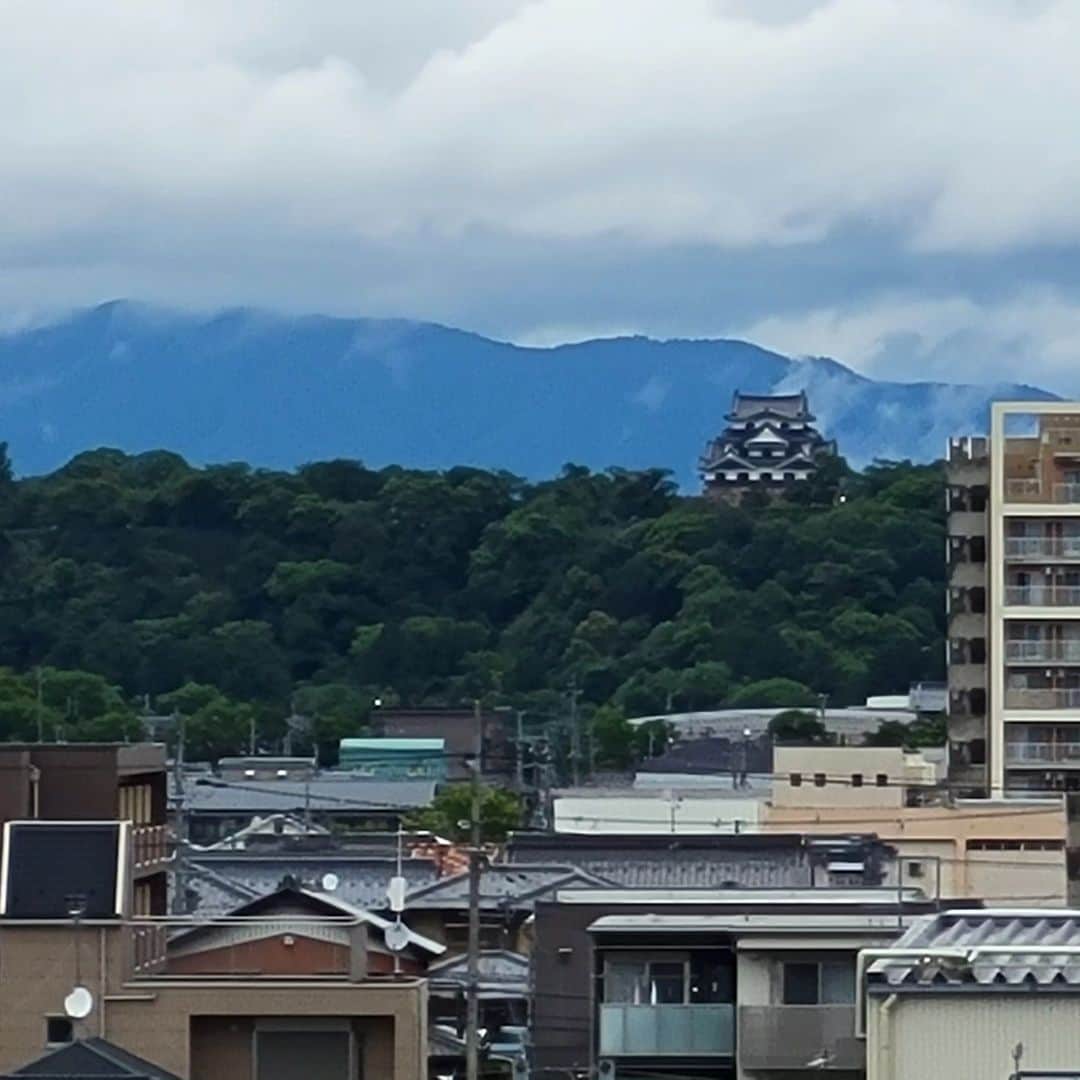 音無美紀子さんのインスタグラム写真 - (音無美紀子Instagram)「彦根城が見えるホテルをあとにして、米原駅から新神戸に。 神戸市民ホール中ホールにて公演でした。 いっぱいのお客様で迎えて下さいました。  写真は、米原駅で通過するのぞみ号の速さに興奮する私達。 もう一本来るぞ！ってカメラを構える大人たち(笑) 改めて凄い速さ‼️うわっと言う間に通過していくんだものね。 何を今更！なんて笑いながら。 明日10日も神戸市民ホールにて、一時半開演です。 #風を打つ #杉坂家の家族 #神戸演劇鑑賞会 #神戸市民ホール」6月10日 0時14分 - mikikootonashi