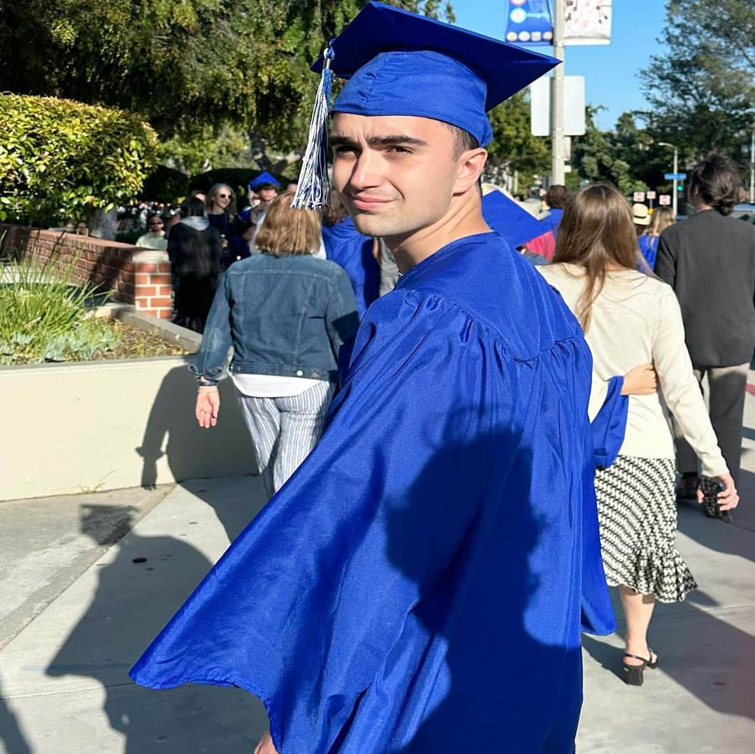 ウェンディ・モニツさんのインスタグラム写真 - (ウェンディ・モニツInstagram)「Congratulations to my first born…he’s a hero in my eyes🥹❤️🎓  #classof2023 #graduation #offtocollege #ohtheplacesyoullgo ✨✨」6月10日 0時14分 - wendymonizofficial