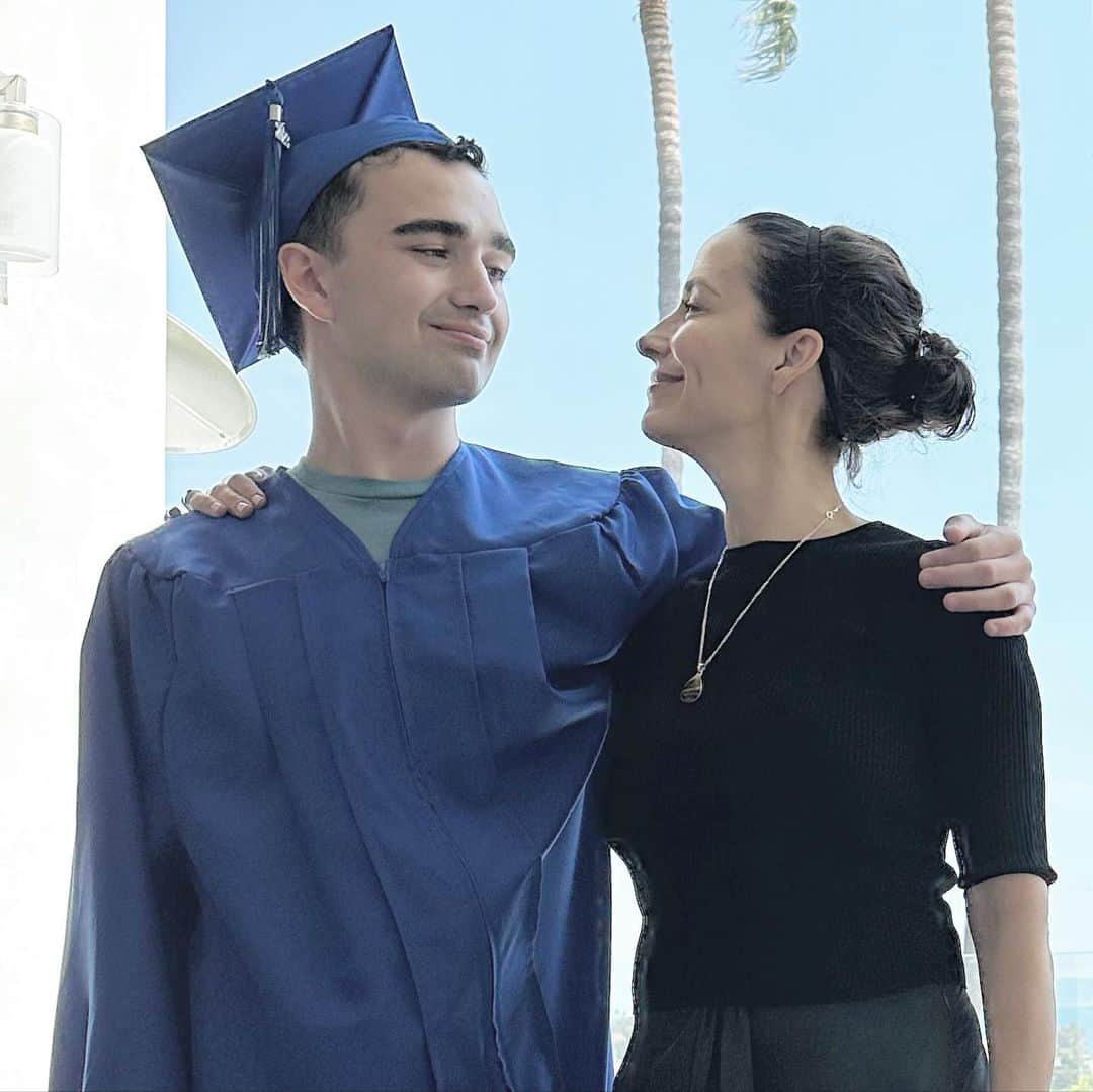 ウェンディ・モニツのインスタグラム：「Congratulations to my first born…he’s a hero in my eyes🥹❤️🎓  #classof2023 #graduation #offtocollege #ohtheplacesyoullgo ✨✨」