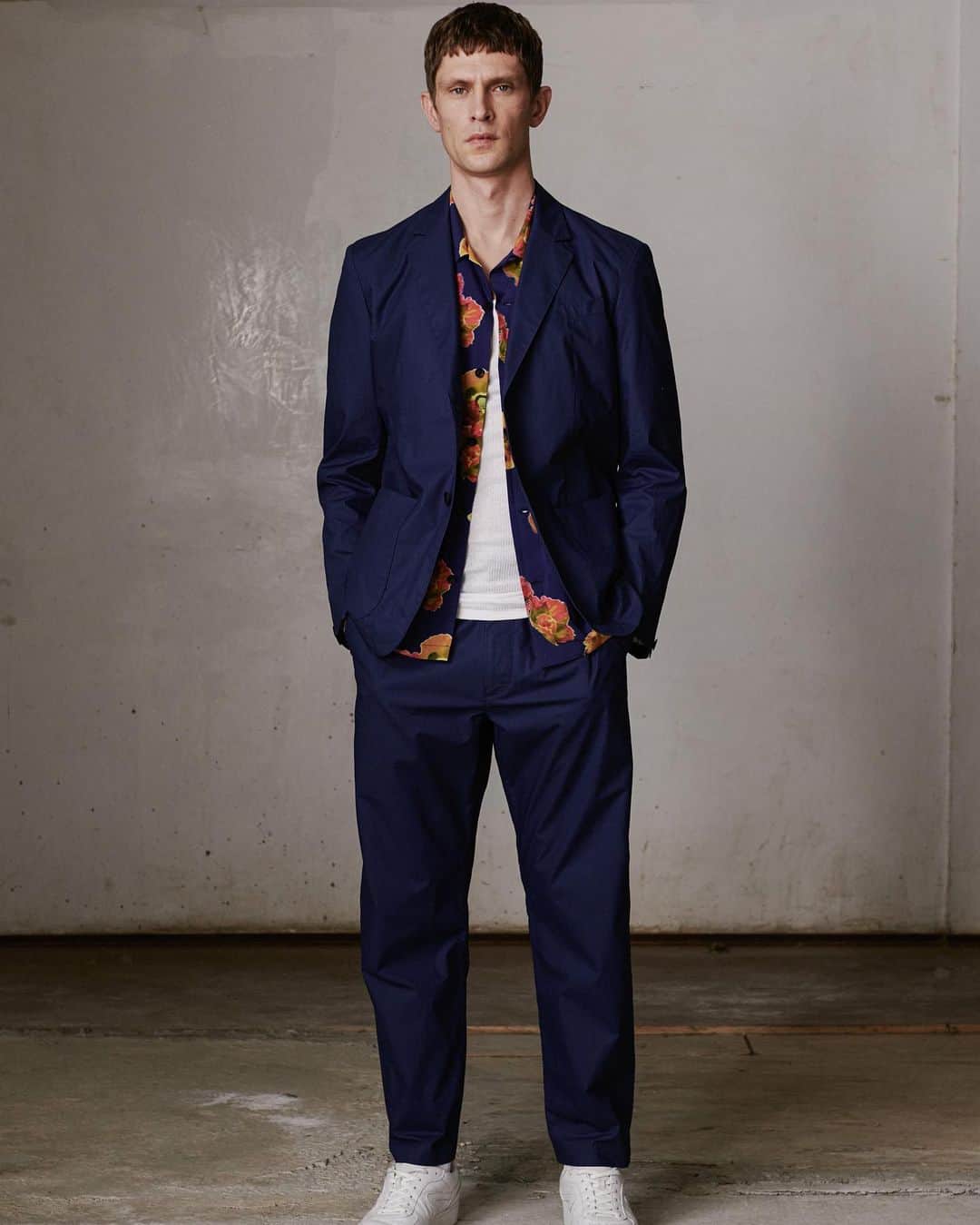 ラグ&ボーンのインスタグラム：「SUMMER SUITING. The Shift Paper Cotton Blazer and Trouser—with a printed Avery to mix things up.」