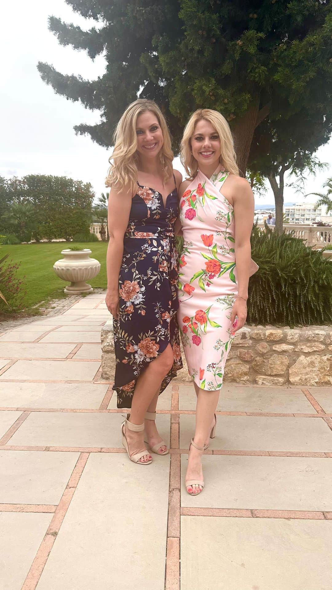 アレクサ・シメカのインスタグラム：「Spain is a always a good idea. But Spain with your sister is the BEST idea! 🇪🇸👯‍♀️💖」
