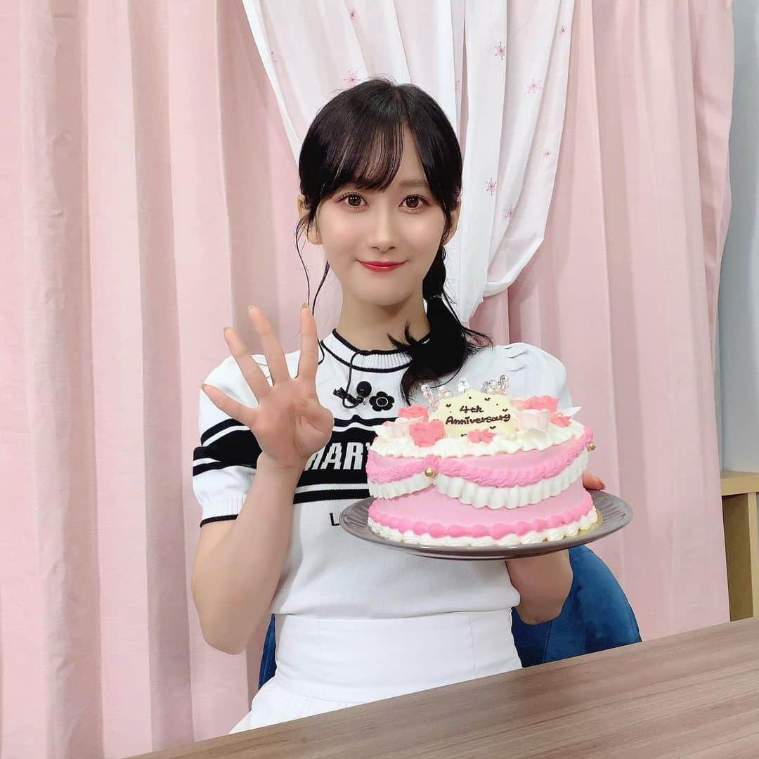 南早紀のインスタグラム：「さきあげ４周年！ いつも応援してくれてありがとうございます🥰✨ これからも皆さんと楽しみながら、自分らしい番組をお届けしたいです！ 髪型は珍しくおさげ🍓」