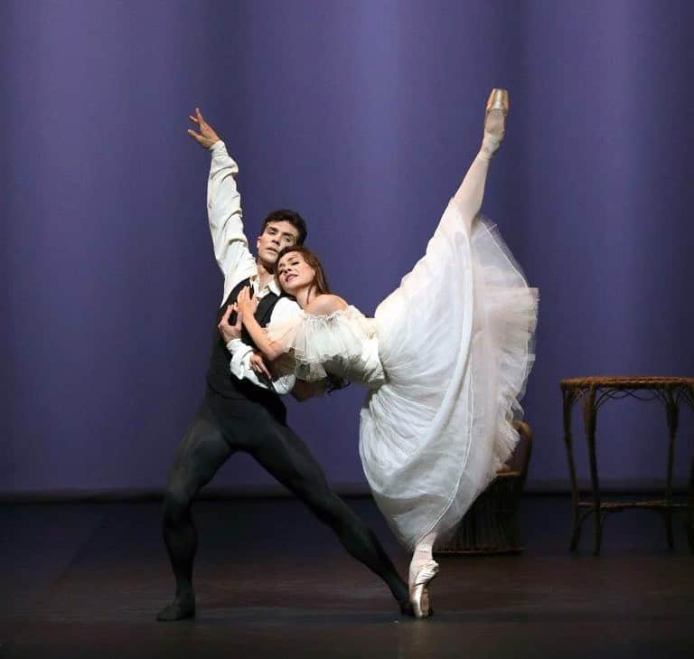 ロベルト・ボッレさんのインスタグラム写真 - (ロベルト・ボッレInstagram)「Io e Nicoletta per la prima volta insieme nella Dama di Neumeier. Che è uno dei balletti che amo di più in assoluto. Coinvolgente e travolgente ❤️ @nicolettamanni #johnneumeier #damadellecamelie #galafracci @teatroallascala」6月10日 0時24分 - robertobolle