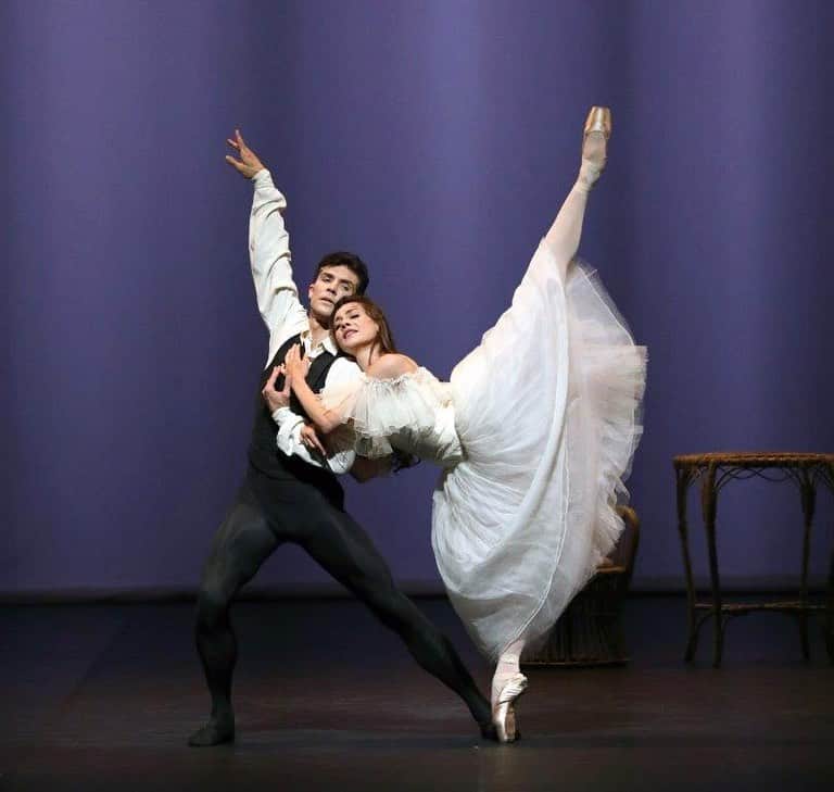 ロベルト・ボッレのインスタグラム：「Io e Nicoletta per la prima volta insieme nella Dama di Neumeier. Che è uno dei balletti che amo di più in assoluto. Coinvolgente e travolgente ❤️ @nicolettamanni #johnneumeier #damadellecamelie #galafracci @teatroallascala」
