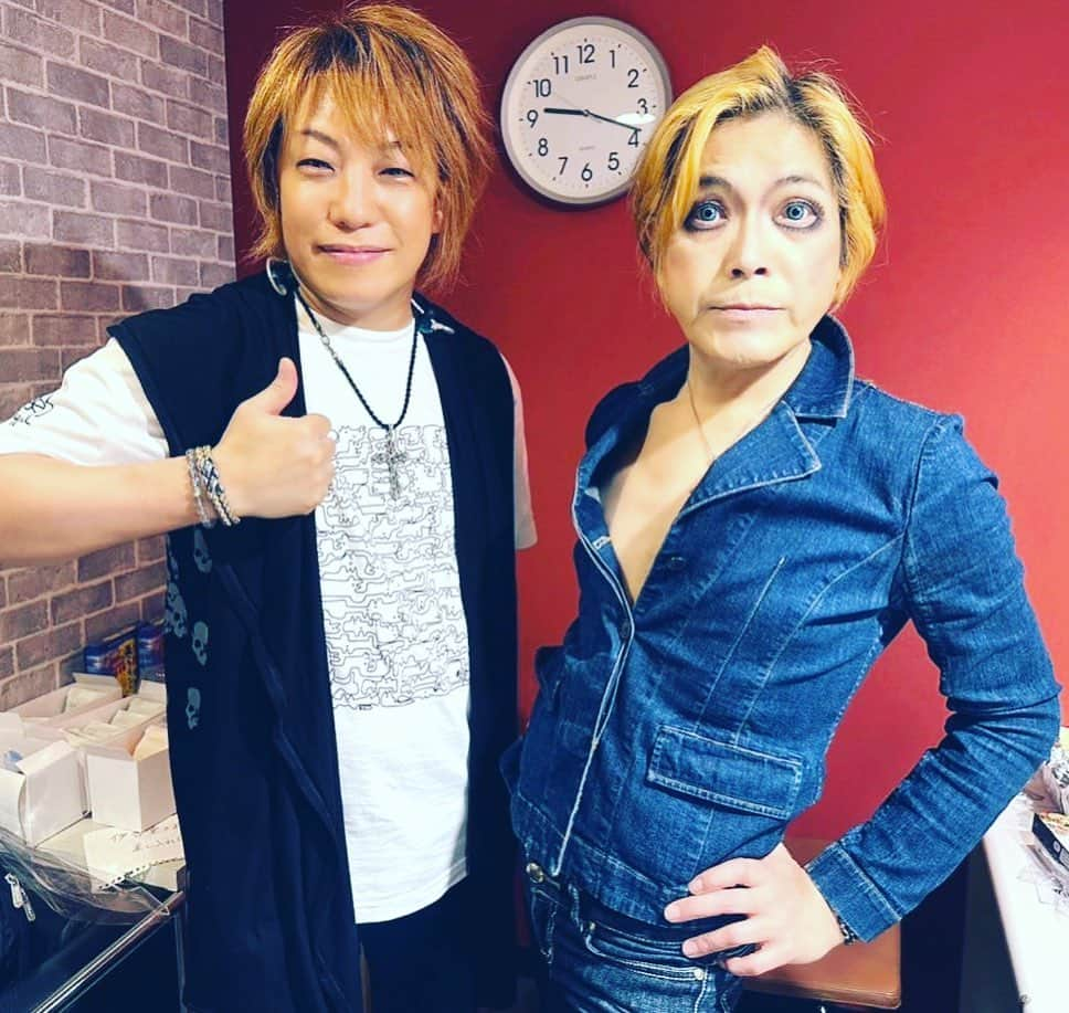 YOFFYさんのインスタグラム写真 - (YOFFYInstagram)「そしてそして、ついに「Summertime Blues」と「Burn」でROLLYさんと共演できました！  「夜のヒットスタジオ」にローリー寺西さん率いる"すかんち"が出演して演奏した「ウルトラロケットマン」を当時たまたま録画したんですが、ガッツリハマってしまい あまりにも繰り返し見過ぎてテープが伸びて再生不能になった過去のトラウマからやっと立ち直れた気がします😭  ZEPやQueenより先に出会った"すかんち"は洋楽ロックへの扉で、恋の三部作やジャングルブッダはキャッチーな曲作りのバイブルでした。  十数年前ROLLYさんと山手線で同じ車両に乗り合わせる！という超絶ミラクルが起きたのですが、まぁーチキンな自分は話しかけることも握手してもらう事もできず・・・  いつの日か共演するその日まで！ と唇を噛み枕を涙で濡らしたものです💋😹  そんな訳で、念願叶った今回は楽屋でROLLYさんを質問責めしてしまいましたが笑顔で気さくに応えて頂き、本当に感動しました🥺  ジャングルブッダ、パオ！！！  #rolly #すかんち　#scanch」6月10日 0時28分 - yoffy_psychiclover