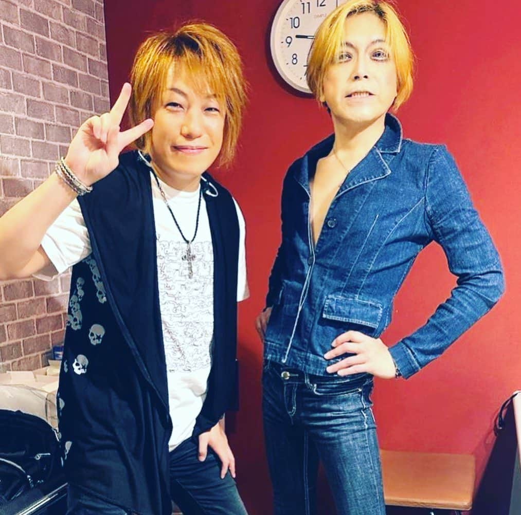 YOFFYさんのインスタグラム写真 - (YOFFYInstagram)「そしてそして、ついに「Summertime Blues」と「Burn」でROLLYさんと共演できました！  「夜のヒットスタジオ」にローリー寺西さん率いる"すかんち"が出演して演奏した「ウルトラロケットマン」を当時たまたま録画したんですが、ガッツリハマってしまい あまりにも繰り返し見過ぎてテープが伸びて再生不能になった過去のトラウマからやっと立ち直れた気がします😭  ZEPやQueenより先に出会った"すかんち"は洋楽ロックへの扉で、恋の三部作やジャングルブッダはキャッチーな曲作りのバイブルでした。  十数年前ROLLYさんと山手線で同じ車両に乗り合わせる！という超絶ミラクルが起きたのですが、まぁーチキンな自分は話しかけることも握手してもらう事もできず・・・  いつの日か共演するその日まで！ と唇を噛み枕を涙で濡らしたものです💋😹  そんな訳で、念願叶った今回は楽屋でROLLYさんを質問責めしてしまいましたが笑顔で気さくに応えて頂き、本当に感動しました🥺  ジャングルブッダ、パオ！！！  #rolly #すかんち　#scanch」6月10日 0時28分 - yoffy_psychiclover