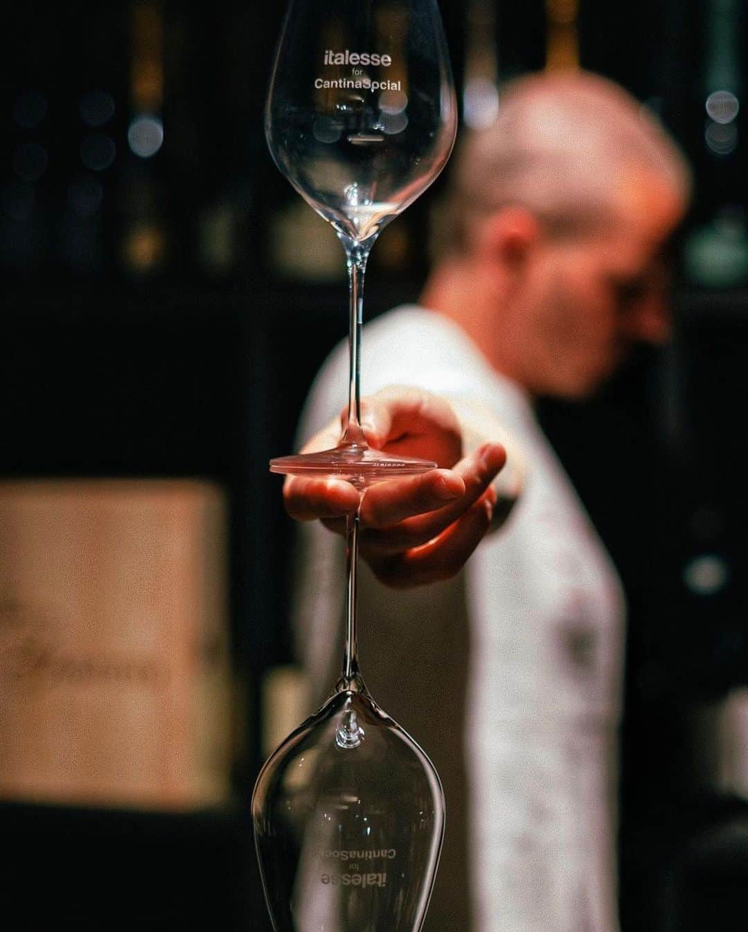 イタレッセのインスタグラム：「Il weekend è il nostro momento preferito per un concederci uno (o due) bicchieri di vino. Ancora meglio se con il nostro Masterclass 50, perfetto nella degustazione di vini freschi ed eleganti ✨  E voi che programmi avete per il weekend?   🇬🇧   The weekend is our favorite moment to can indulge in one (or two) glasses of wine. Even better with our Masterclass 50 stem glasses, perfect for the tasting of fresh and elegant wines ✨  What are your plans for the weekend?   ph. by @cantinasocial」