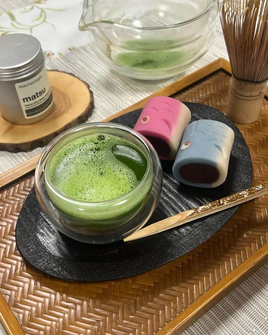 Matchæologist®さんのインスタグラム写真 - (Matchæologist®Instagram)「Afternoon Recharge with a cup of 🌿 #Matcha and Japanese Traditional #Sweets! 🌠 Shoutout to @shirakami1969 | @matchaeologist_jp for sharing with us this beautiful #MatchaRitual featuring our 🍵 Cloud Glass Chawan and 🍵 Glass #Katakuchi Matcha-Making Bowl. . This exquisite Matcha Katakuchi (spouted bowl) is meticulously designed for whisking matcha and pouring it into a serving cup, all in one device! 👌 The bowl features heat-resistant borosilicate glass, a visually striking and practical material to showcase the beautiful colour of the matcha as it’s being prepared. 😍 . Visit Matchaeologist.com (link in bio 👉 @Matchaeologist) . Matchæologist® #Matchaeologist Matchaeologist.com」6月10日 0時34分 - matchaeologist