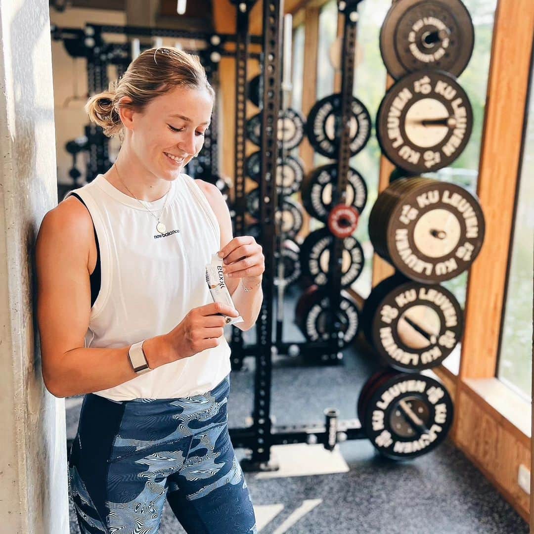 Paulien COUCKUYTのインスタグラム：「Smiling 'cause I'm becoming and feeling stronger! 💪🏼  To make sure my body has the energy to perform, I need to fuel it and don't mind doing that by eating the delicious sport nougat bar from @etixxsports 😋🔋  #athlete #aclrehab #kneerevalidation #roadtobeback #strengthtraining #energyloading #etixxpaulien」