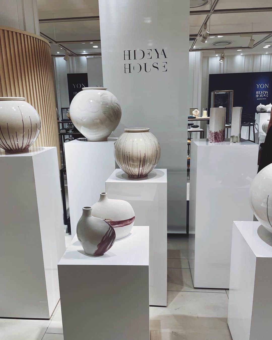 川村桃子のインスタグラム：「⠀ 6/7(水)〜13(火)の同じタイミングでお隣で @yon__jewelry と @hideyahouse のポップアップ開催中！  どちらもhideyaの美的センス爆発していて、hideyaHOUSEの韓国で絵付けしたお皿などすごく素敵！(@sealbank ちゃんが頑張って裏に判を押した品々笑)  1枚も同じ柄が無いので全部見て自分のお気に入りを見つける楽しみを！ 6/13(火)までなので是非！  #阪急うめだ本店 #popup #hideyahouse #イットコンテンポラリー #yon」