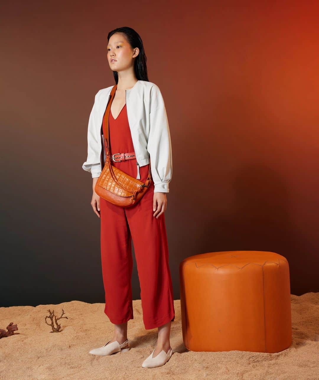 エンリーベグリンのインスタグラム：「Vibrant colors combine with the earth tones.   Tap the link in bio for more   #henrybeguelin #springsummer #orange」