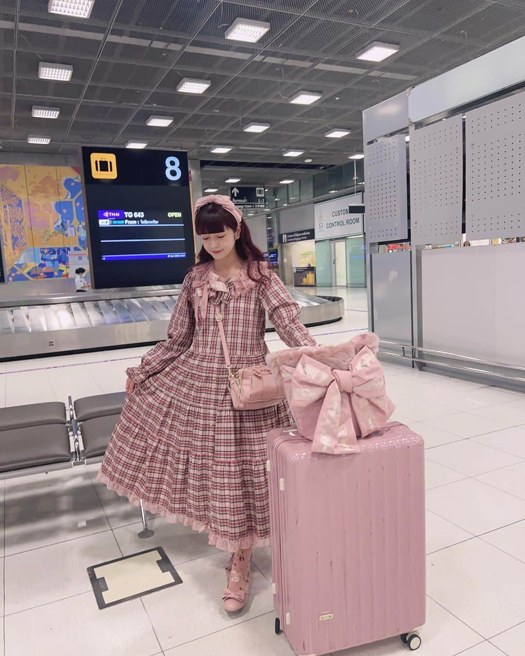 青木美沙子さんのインスタグラム写真 - (青木美沙子Instagram)「タイに来ています🇹🇭 空港コーデ✈️はピンク💕  4年ぶりのバンコク♡」6月10日 0時49分 - misakoaoki