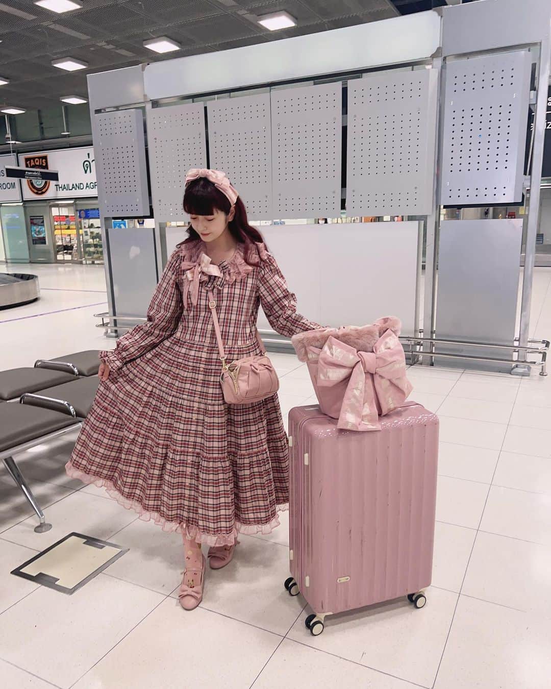 青木美沙子さんのインスタグラム写真 - (青木美沙子Instagram)「タイに来ています🇹🇭 空港コーデ✈️はピンク💕  4年ぶりのバンコク♡」6月10日 0時49分 - misakoaoki