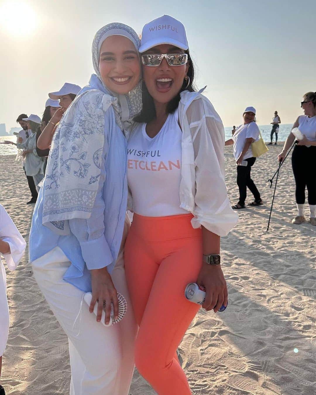 Huda Kattanさんのインスタグラム写真 - (Huda KattanInstagram)「It's World Ocean Day and to celebrate Wishful #GetClean has gotten together with @goumbook to clean our beaches. Thank you so much to everyone who joined us and made it extra special. Let's get our beaches clean」6月10日 0時51分 - hudabeauty