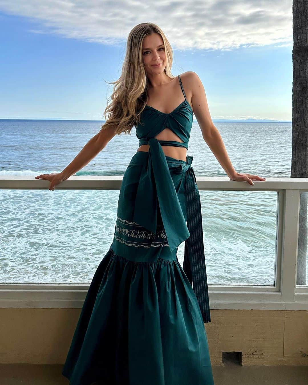 ダニエル・クヌッドソンのインスタグラム：「Letting this dress have it’s moment 🌊😍🤌🏼  @especiaofficial @thedotlab」