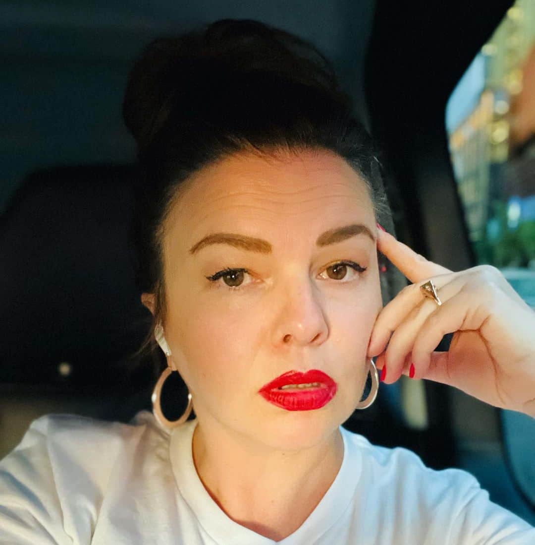 アンバー・タンブリンのインスタグラム：「Giving my best sunset apocalypse wildfire glow selfie on this Friday to say we’ve got some new posts up at our newsletter, Listening in the Dark: A Place To Be Heard, including a video and reading of a brand new poem and some reflections from the road. If you’re not a subscriber yet, now’s the time. Link in my bio. Lipstick color is Prete A Tout by YSL because I know you’re gonna ask. 💋」
