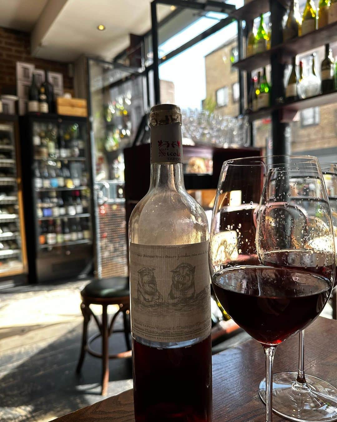 下仮屋カナエのインスタグラム：「幸せの余韻🫧🍷 美味しいワインに出逢えたら嬉しいなぁ🫶 最近ロゼワインの魅力を知ってまだ明い時間帯にはテラスでロゼワインが飲みたくなる🌷💗🍑🦩💐 . The aftermath of happiness🫧🍷 I'm happy when I find a lovely wine. I recently discovered the charm of rosé wine and want to drink rosé in the bright evening🌷💗🍑🦩💐 . . #londonlife  #londonwinebar  #ワインバー  #ロンドン生活  #10cases」