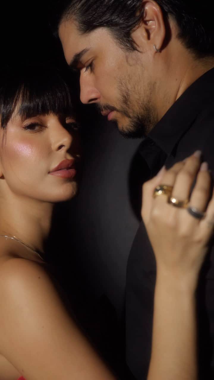 Gabriela Salesのインスタグラム：「Poxa Zão não me olha assim kkk. Lacrinhas, a @vivaraonline trouxe a coleção Gomos Color para celebrar o amor nesse Dia dos Namorados. Com ou sem pedras, o efeito ondulado das joias irradia um styling atemporal. Apaixonada! #ColeçãoGomos p u b l  i ❤️❤️❤️」