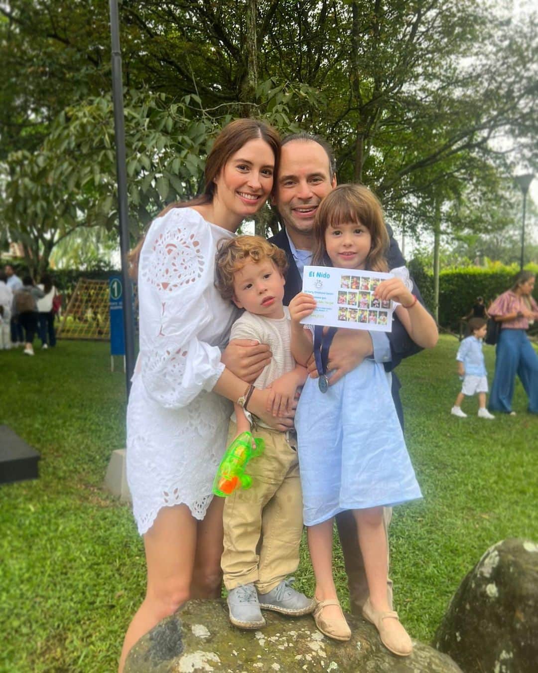 タリアナ・バルガスのインスタグラム：「Hija, hoy no te imaginás lo orgulloso que me hacés sentir!!! Aunque siempre serás mi niña, es hermoso verte crecer y celebrar tus logros.  Siempre estaré ahí para ti. 😍  Pdt: Mi pequeña Alicia hoy se graduó y estas son las fotos en las que yo no estaba llorando. 🥲  Te amoooo @talianav   #AlejandroEder #TalianaVargas #Hija #Familia #Grado #Cali」