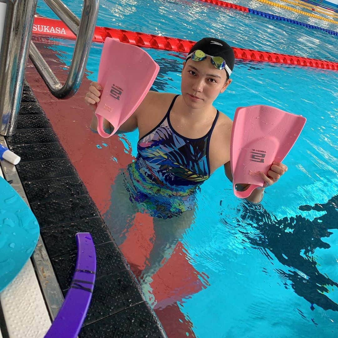 のインスタグラム：「・ 陸トレ20mins スイム2,000m  ひとりでハードするの恥ずかしい。笑 泳ぎ込みはできないから(ツラくて) パワーと感覚でカバーする。 25mハードでだいたい下から13秒くらいでは泳げるんだけど、問題は後半だよね。 現状26秒台は出そうだけど、疲労感半端なさそうなのでもう少しパワーつけたいところ。  世界マスターズまであと58日  #世界マスターズ #ビビってる」