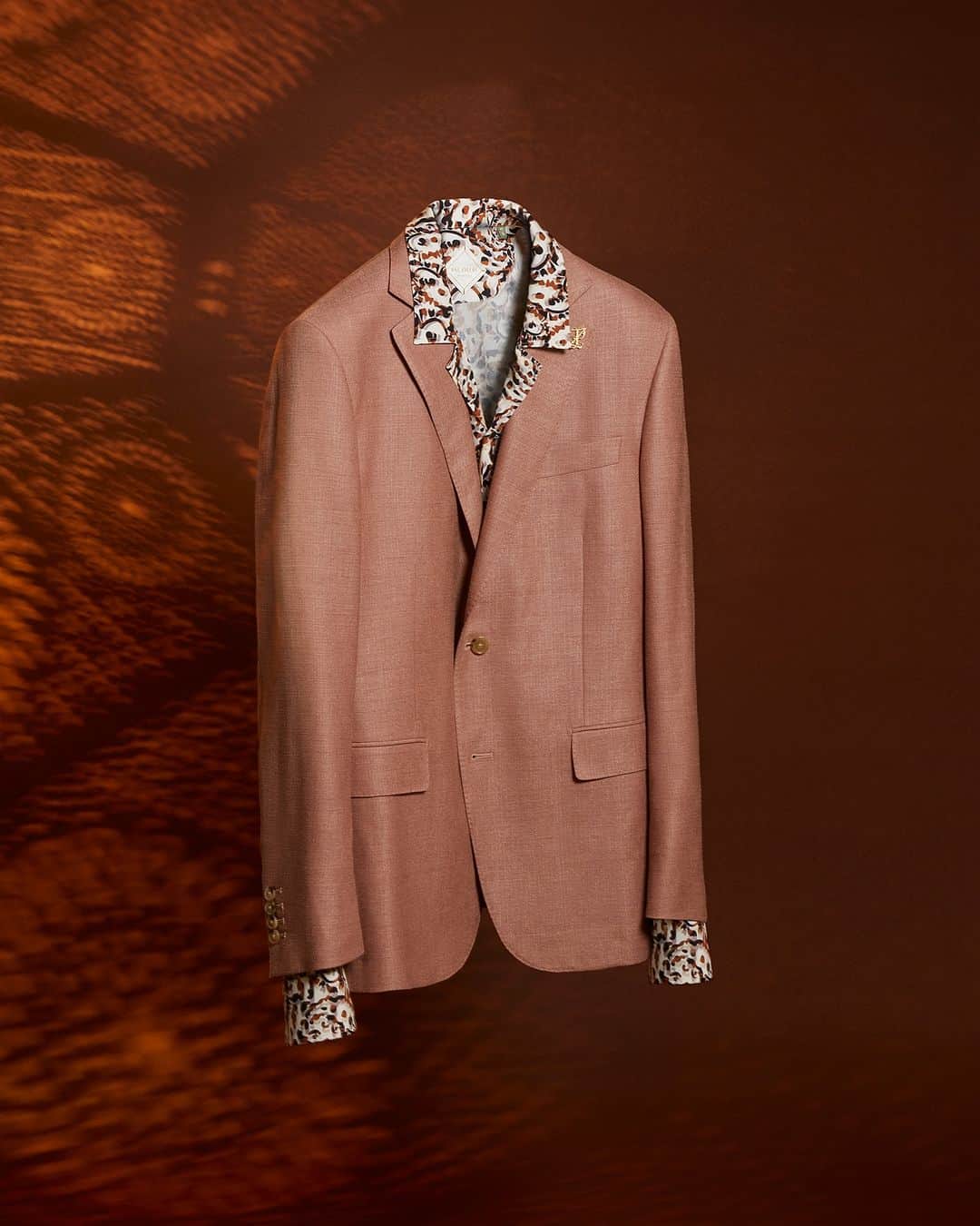 パルジレリのインスタグラム：「Fully lined, the new Vicenza jacket in silk and wool is a must-have able to combine the Pal Zileri effortless attitude with traditional items and oriental-shaped motifs.   Discover the SS23 Collection on palzileri.com   #PalZileri #PalZileriSS23 #EffortlessAttitude」