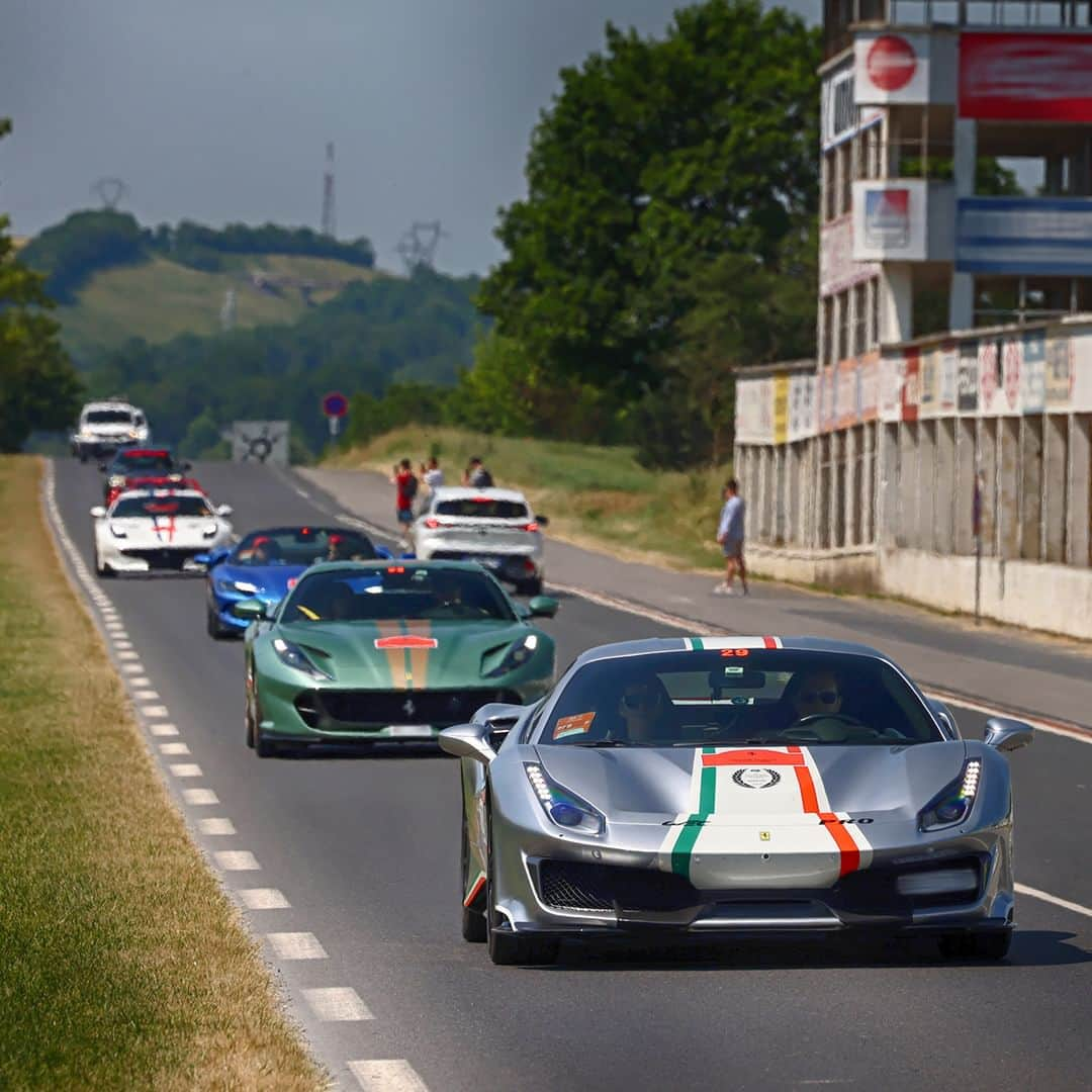 フェラーリさんのインスタグラム写真 - (フェラーリInstagram)「Revving up the excitement of #LeMans24.   Departing from the iconic Place Vendôme in #Paris, our convoy is headed straight for the legendary Reims circuit. But first, we couldn't resist capturing the breathtaking beauty of Reims Cathedral.   Follow us on this incredible journey to #LeMans. #DrivingFerrari #Ferrari」6月10日 1時00分 - ferrari