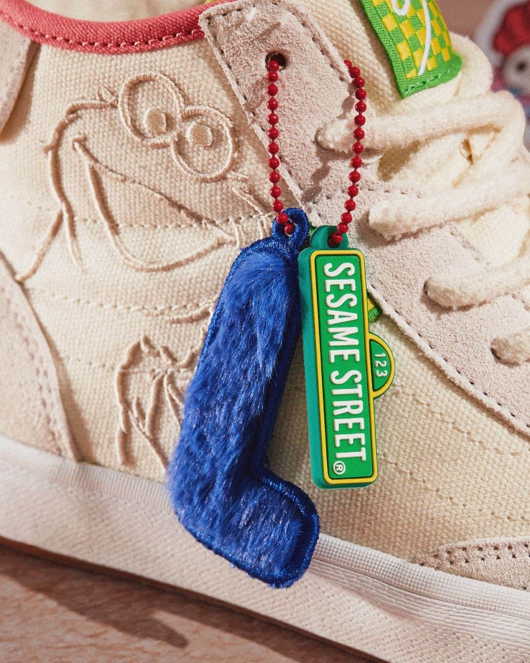 vans girlsさんのインスタグラム写真 - (vans girlsInstagram)「Embark on an adventure with Vans x Sesame Street by Lizzie Armanto. Celebrate creativity, authenticity, and Lizzie's admiration for the lovable monsters of Sesame Street. Discover the full collection at vans.com/sesamestreet」6月10日 1時00分 - vansgirls