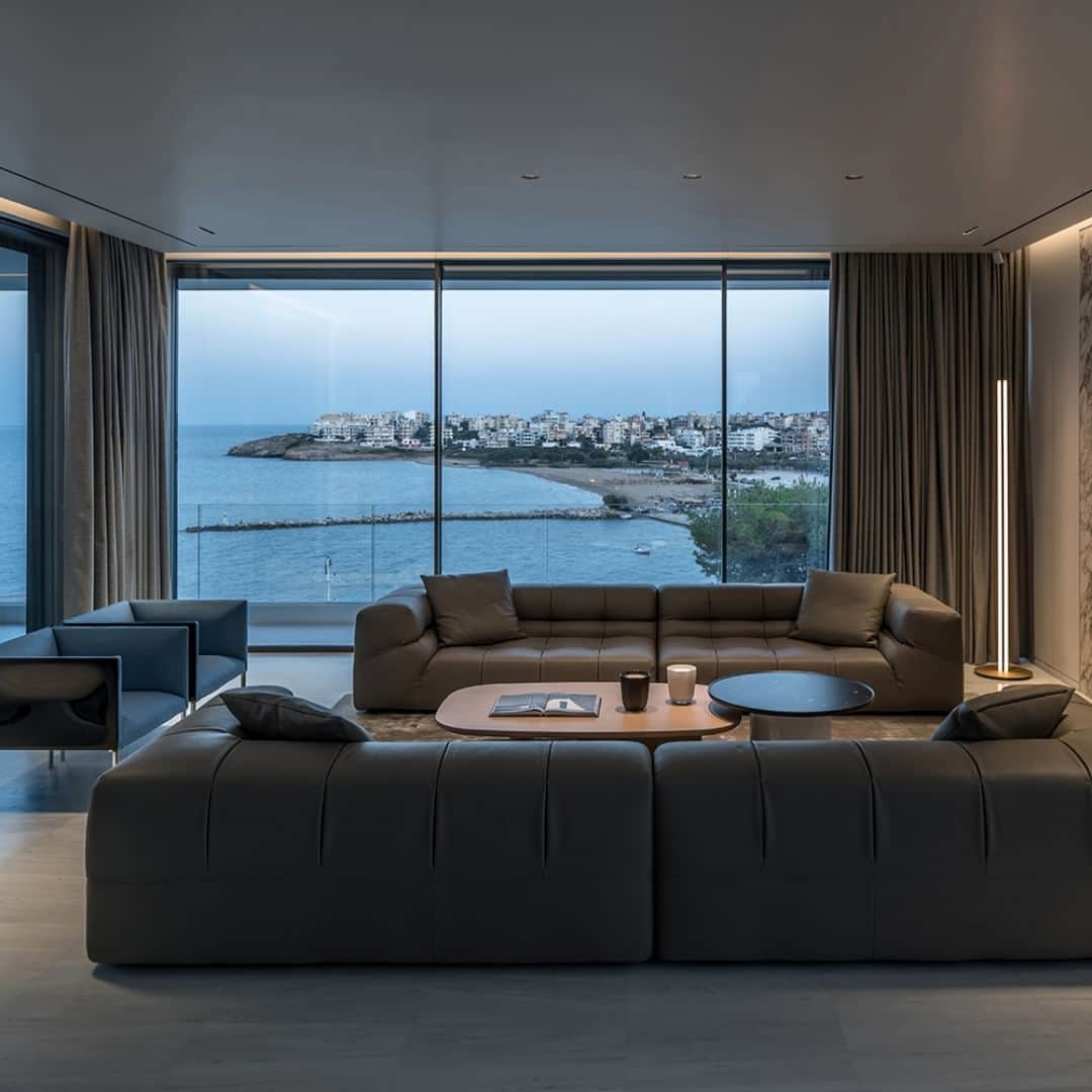 B&B Italiaのインスタグラム：「Experience luxury living at Rafina Hills Residence, where the timeless allure of B&B Italia's iconic pieces takes center stage. As you soak in the impressive view of the bay, you'll be surrounded by meticulously curated furnishings that elevate the upper volume of the residence to new heights of sophistication.  @patricia_urquiola @barberosgerby @g_sfakianakis @deloudis_  Photography by Giorgios Sfakianakis  Architect: Moustroufis Architects  #bebitalia #design #Athens #Greece」
