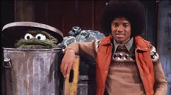 マイケル・ジャクソンのインスタグラム：「Michael Jackson joined the world of The Muppets once, appearing with Muppet Oscar on the Sesame Street Christmas Special in 1978, though he was often referenced by The Muppets, including Muppet Kermit The Frog posing as Michael on a mock version of the Bad Album cover. And, in 1984, Muppets creator Jim Henson and Kermit visited Michael during the Victory Tour.」