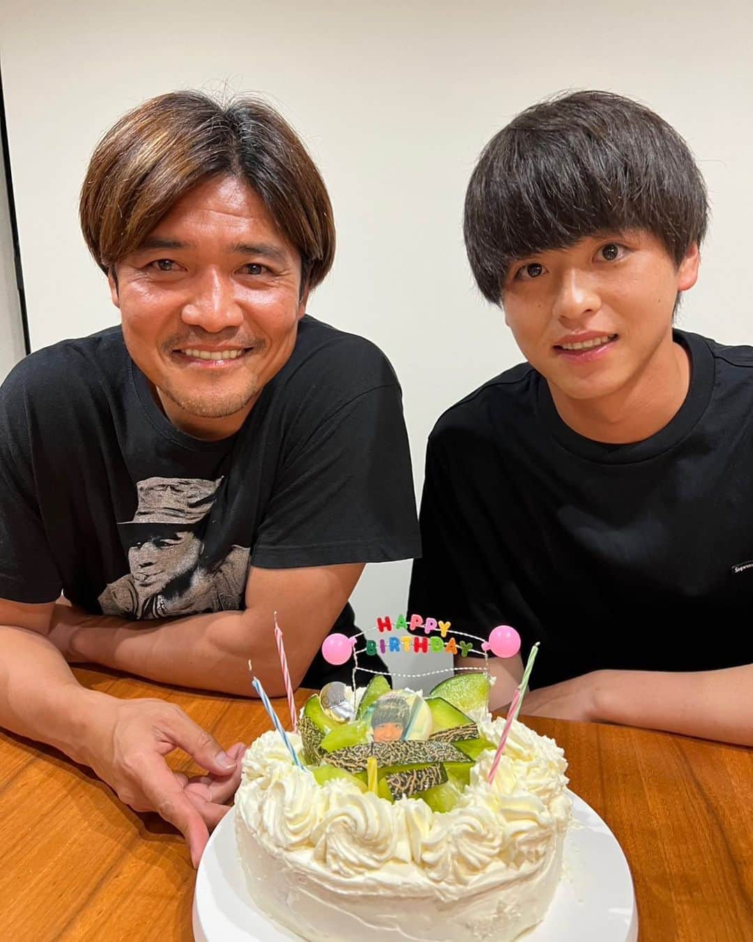 新井瑞樹さんのインスタグラム写真 - (新井瑞樹Instagram)「・ 嘉人さん誕生日おめでとう！🎂 いつも大久保家にはお世話になってます！ これからもよろしくお願いします👑」6月10日 1時01分 - mizuki10_official