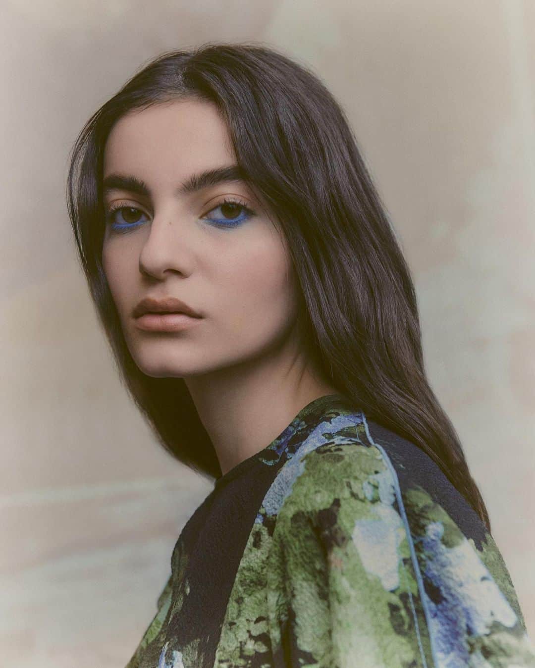 のインスタグラム：「NEW @VictoriaBeckhamBeauty Satin Kajal Liner Summer Collection, available now!  Inspire a holiday state of mind with Electric Blueberry, an ultramarine blue inspired by the rich waters of the Ionian Sea.  Shop Electric Blueberry now at VictoriaBeckhamBeauty.com.」