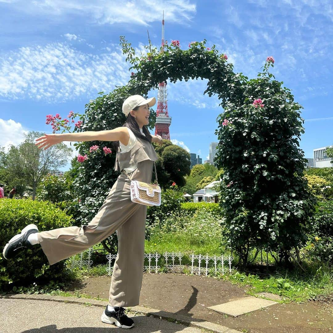 早川茉希のインスタグラム：「🌞🌿 ぴょーん と跳ねたくなるくらいの快晴だった日☀️  昨日、関東も梅雨入りして 青空が恋しくなってます🥹  公園で子どもを追いかけ回す時にも 大活躍なオールインワンは 展示会で大人気だった @diagramofficial 🤍  サイドと後ろのカットが 可愛くてお気に入りです🫶🏻  外で食べるのって何でこんなに美味しいんだろう🥹 ピクニック大好き🧺🌱  #快晴 #梅雨入り #梅雨明けが待ち遠しい #公園 #子連れお出かけ #ピクニック #日々活発になる1歳児 #追いかけ回すのに必死 #既に焼けてきた息子 #ママコーデ #30代コーデ #30代ファッション #トップスとショルダーも #ダイアグラム #diagram #着回し抜群なトップス #ロンパース #お気に入りアイテム」