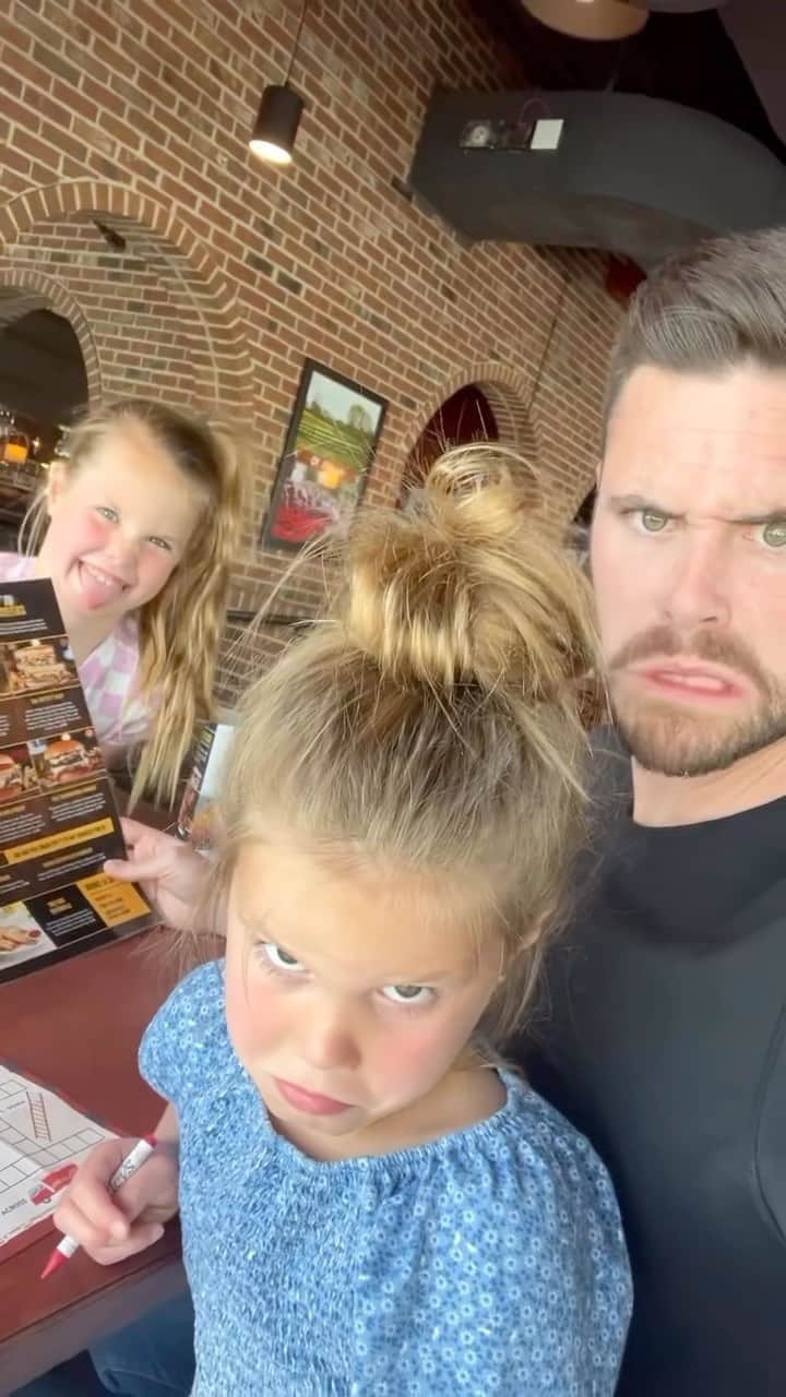 デービッド・ボウディアのインスタグラム：「Daddy-daughters date nights are some of my favorite memories with my girls ❤️ headed to @ocharleys this week to check out the launch of their new Smash Burgers and my girls love a burger. It’s not always about the food, but the people you are with… but good food sure doesn’t hurt.   Have you been to O’Charley’s? Link in my bio to learn more and find your closest location.  #ad #ocharleys #eatatocharleys」