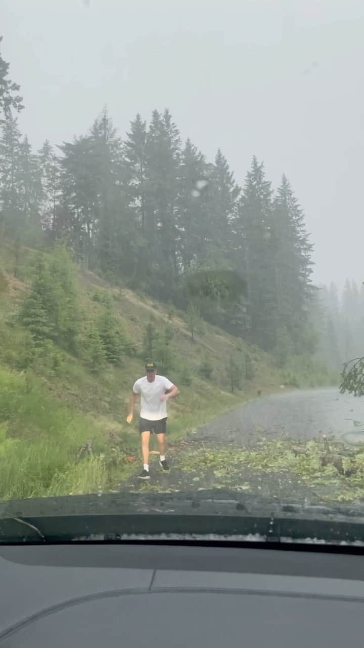 ジェイソン・ケネディのインスタグラム：「I love a good storm but this one scared me a lil 😵‍💫」