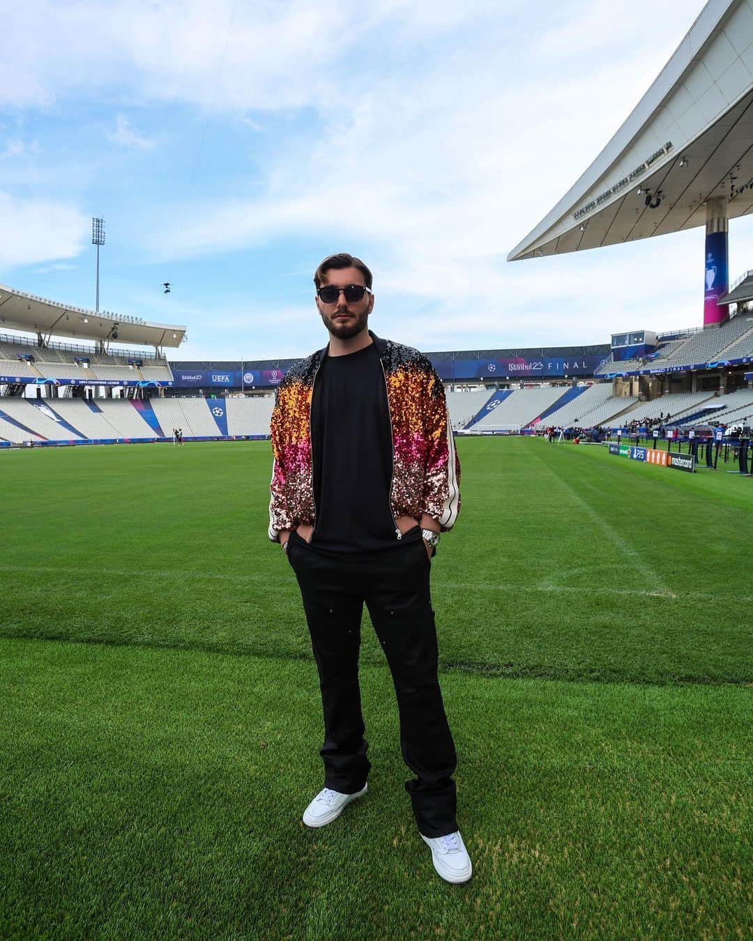 のインスタグラム：「Right after this first pic I scored a goal and stuffed myself with baklava」