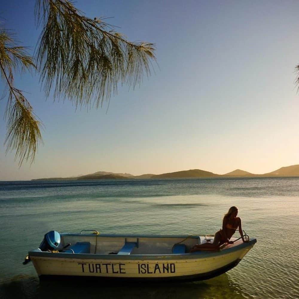 ジェネビーブ・モートンのインスタグラム：「Dreaming of that @turtlefiji life 🥰」