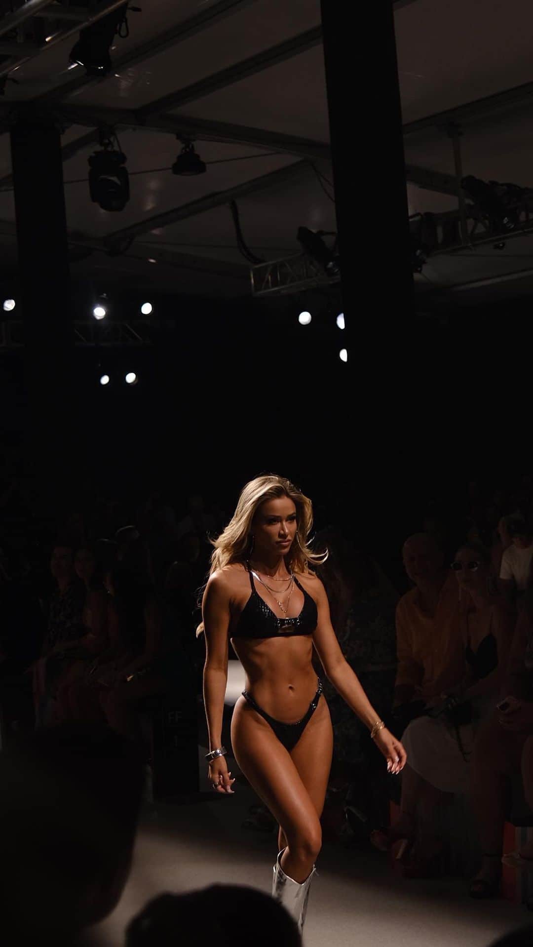 Cindy Pradoのインスタグラム：「Last night walking for @beachbunnyswimwear 🫶🏼 Happy 20th Anniversary to the most iconic brand of Miami Swim Week!! Honored to be a part of your show ❤️ Video by @evoke.channel - thank you @elitemiami @calais11goord @inaneji25 🥰」