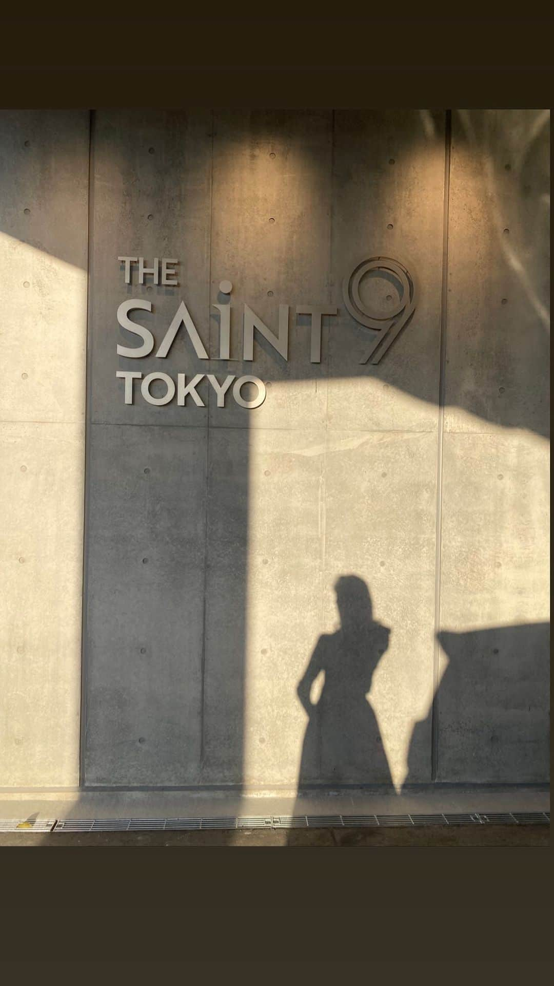 金ケ江悦子のインスタグラム：「* “THE SAINTNINE TOKYO” #ザセイントナイン東京   最近オープンした 日本で一番新しいスタイルのゴルフ場⛳️  チェックインした後は 個室でゆっくり。  ホテルのような室内は シャワーやロッカーだけでなく ソファーやキッチンもあり  滞在中は プライベートルームとして くつろげる😳  テラスからの景色は ゴルフ場が目の前に見えて 最高です…🥹  ゴルフをしない人も 一緒にきて 楽しめる場所。  @tamao_17no1  @kana__yamaguchi  は、サウナ🧖‍♀️🍾楽しんでおられました😌  それにしても グリーンがほんとに  難しかった…😳  #⛳️   #golflife #golfjapan #japangolf #thesaintninetokyo #saintninetokyo #golfswing #ザセイントナイン東京 #セイントナイン東京 #ゴルフ場の景色 #千葉ゴルフ場 #ゴルフ場写真 #ゴルフコーデ #ゴルフスイング #ゴルフスイング動画 #ゴルフ女子コーデ #ゴルフ動画 #ゴルフウェアコーデ #スイング動画 #onoff #オノフレディ #onofflady #footjoy #footjoygolf #フットジョイ #フットジョイウェア」